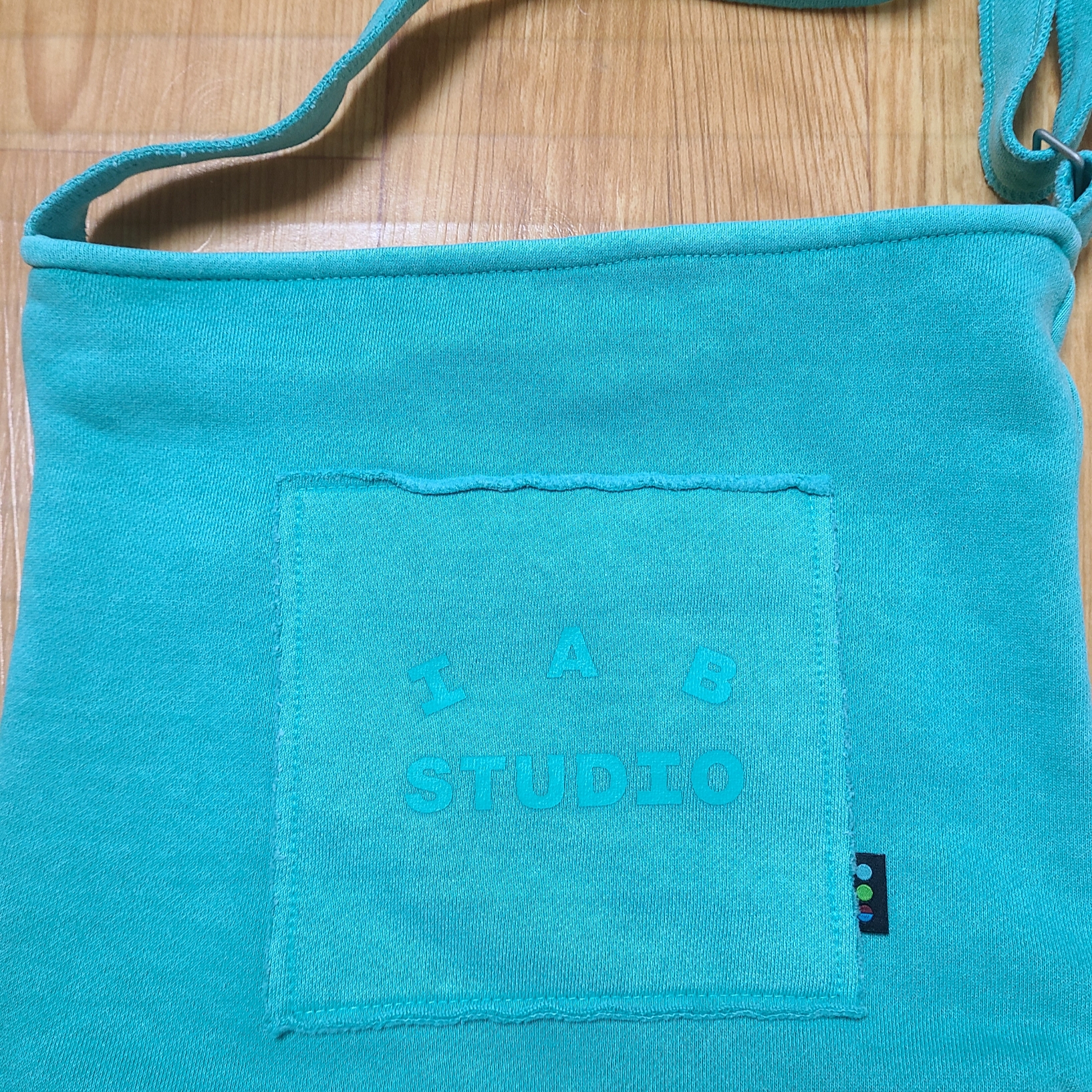IAB Studio Pigment Bag Jade 착용 스타일