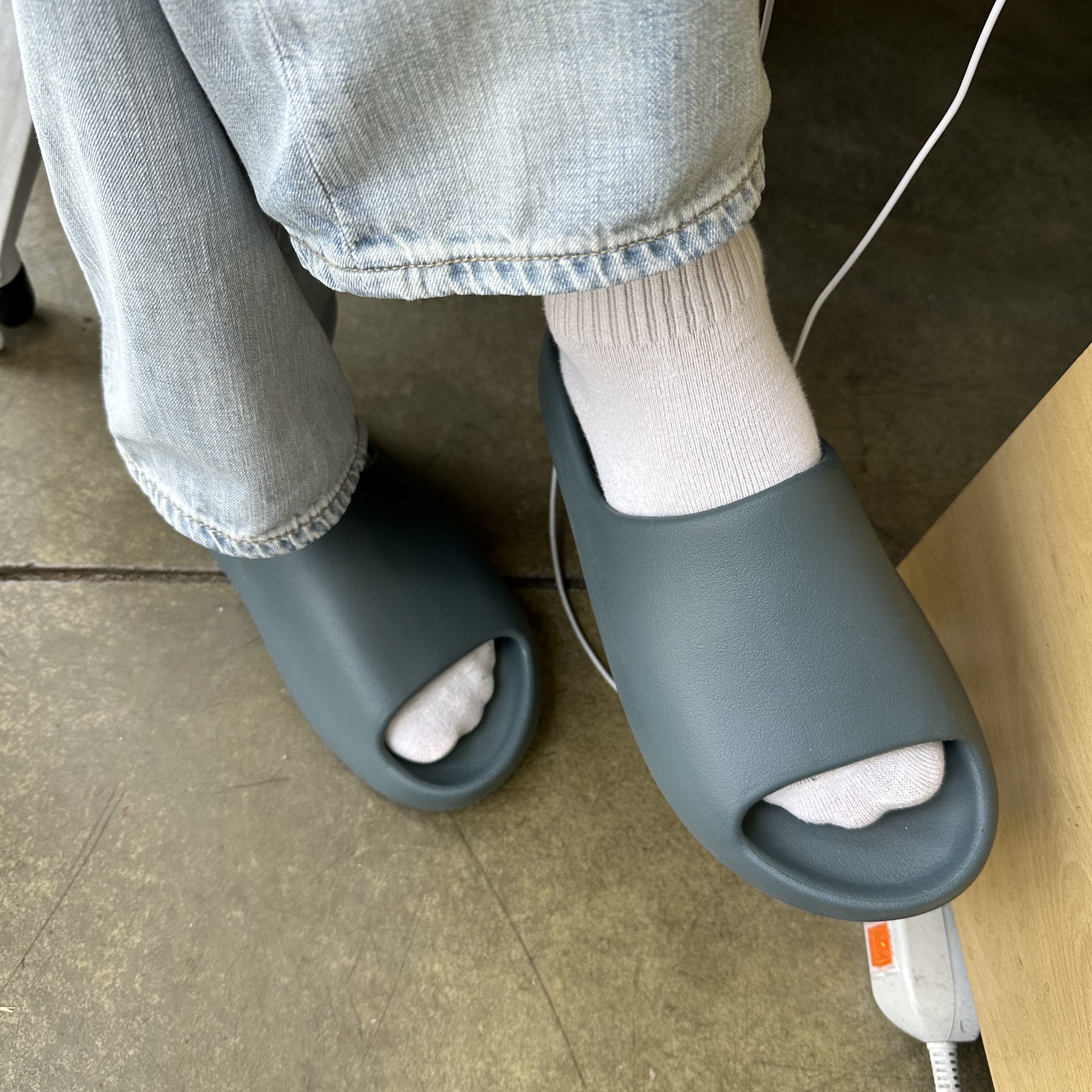 Adidas Yeezy Slide Slate Marine 착용 스타일