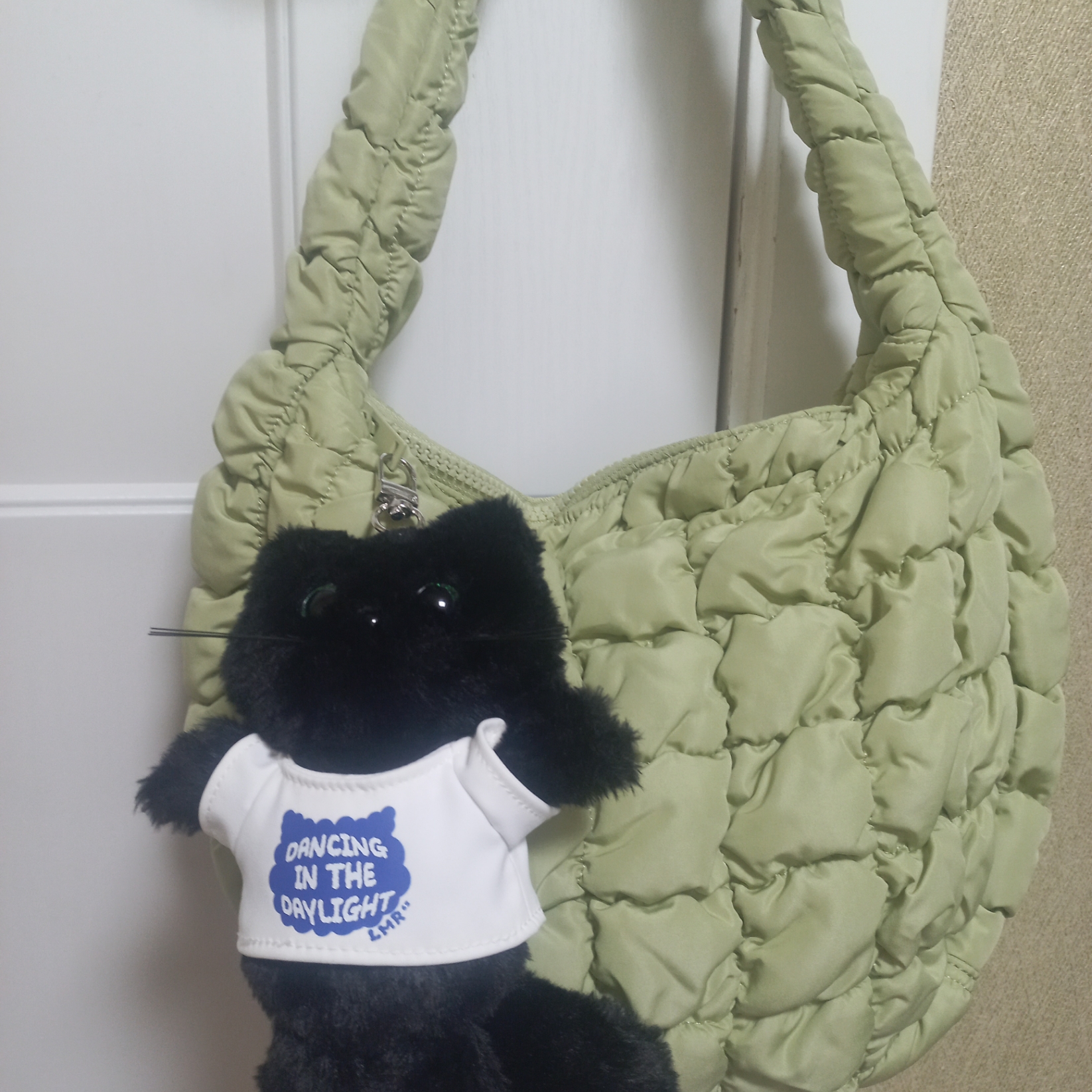 COS Quilted Mini Bag Light Green 착용 스타일 - 1