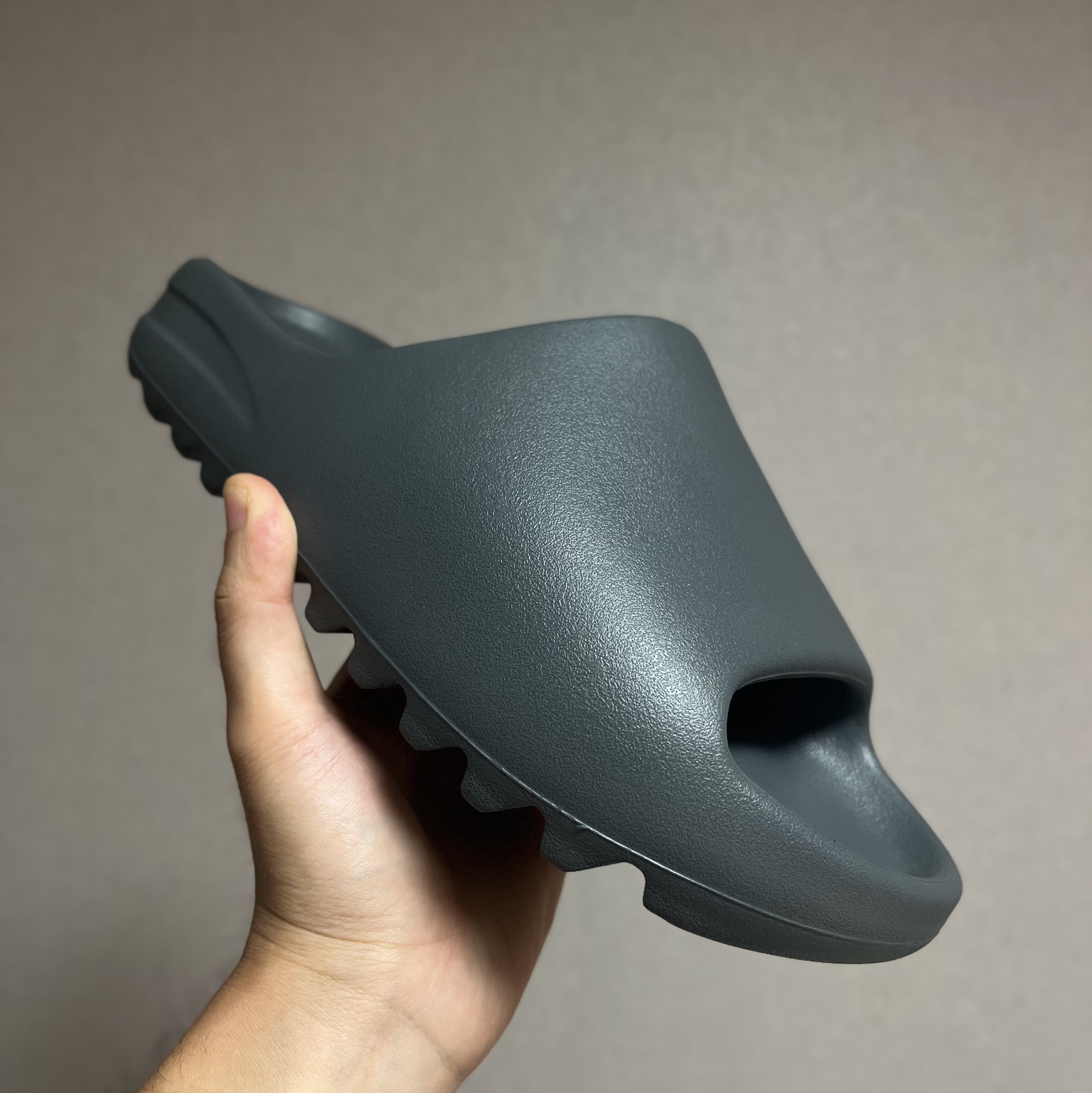 Adidas Yeezy Slide Slate Grey 착용 스타일