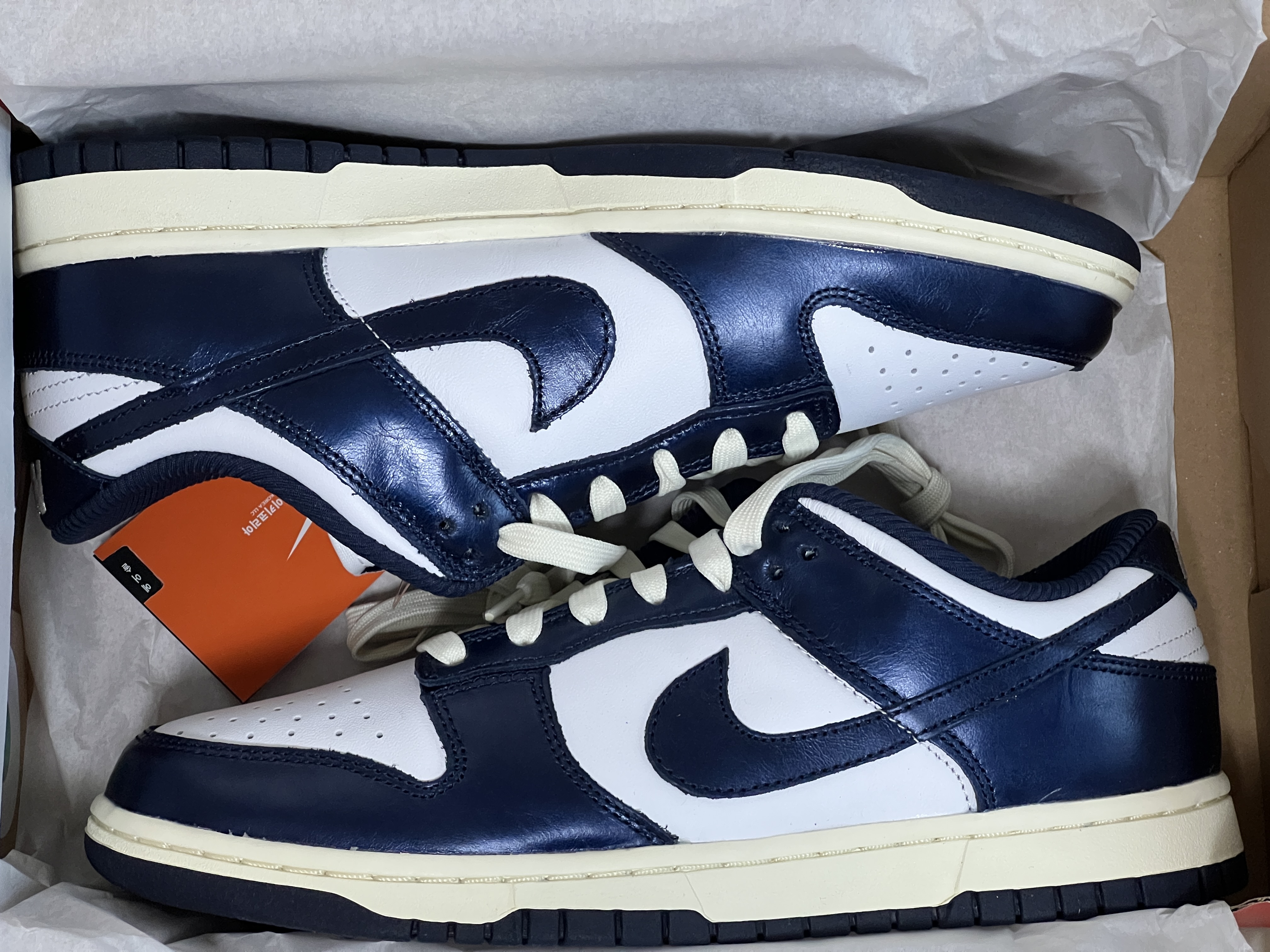 (W) Nike Dunk Low PRM Midnight Navy and White 착용 스타일