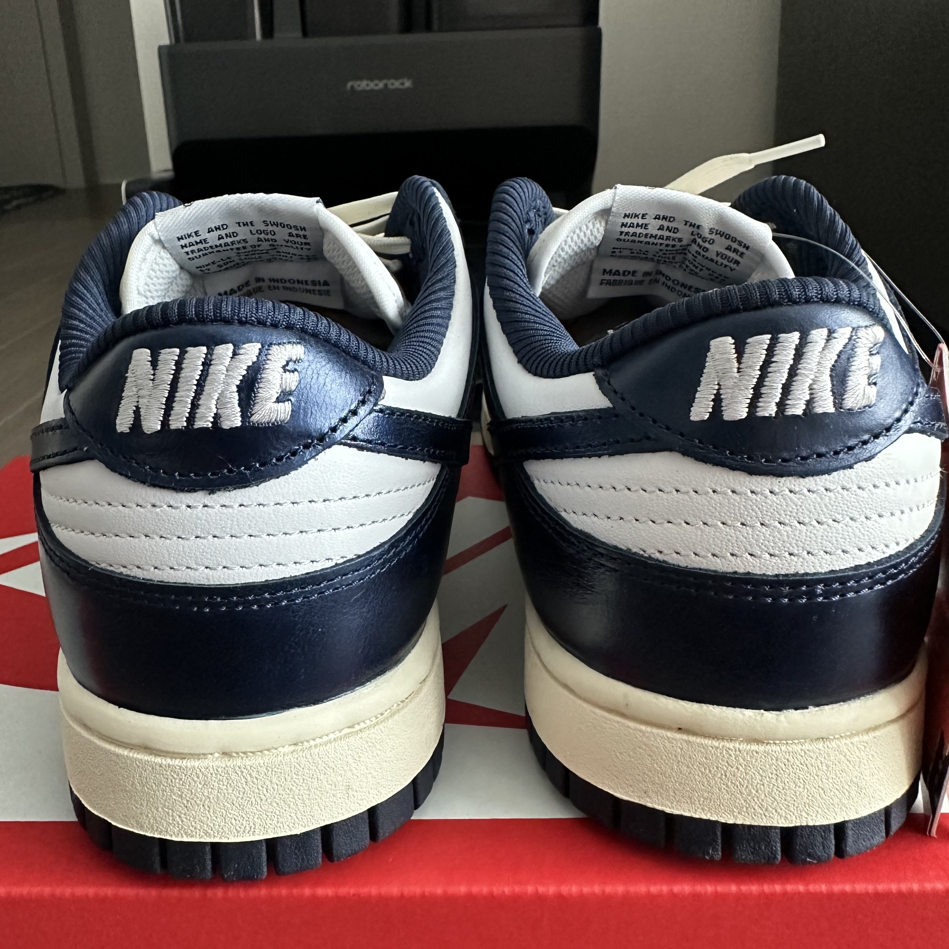 (W) Nike Dunk Low PRM Midnight Navy and White 착용 스타일 - 3