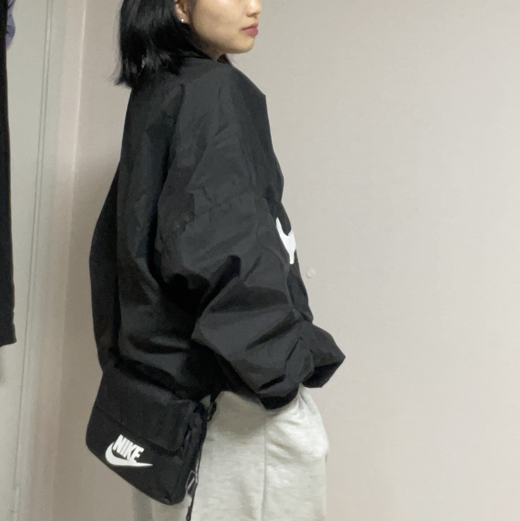 Nike NSW Futura 365 Crossbody Bag 3L Black 착용 스타일