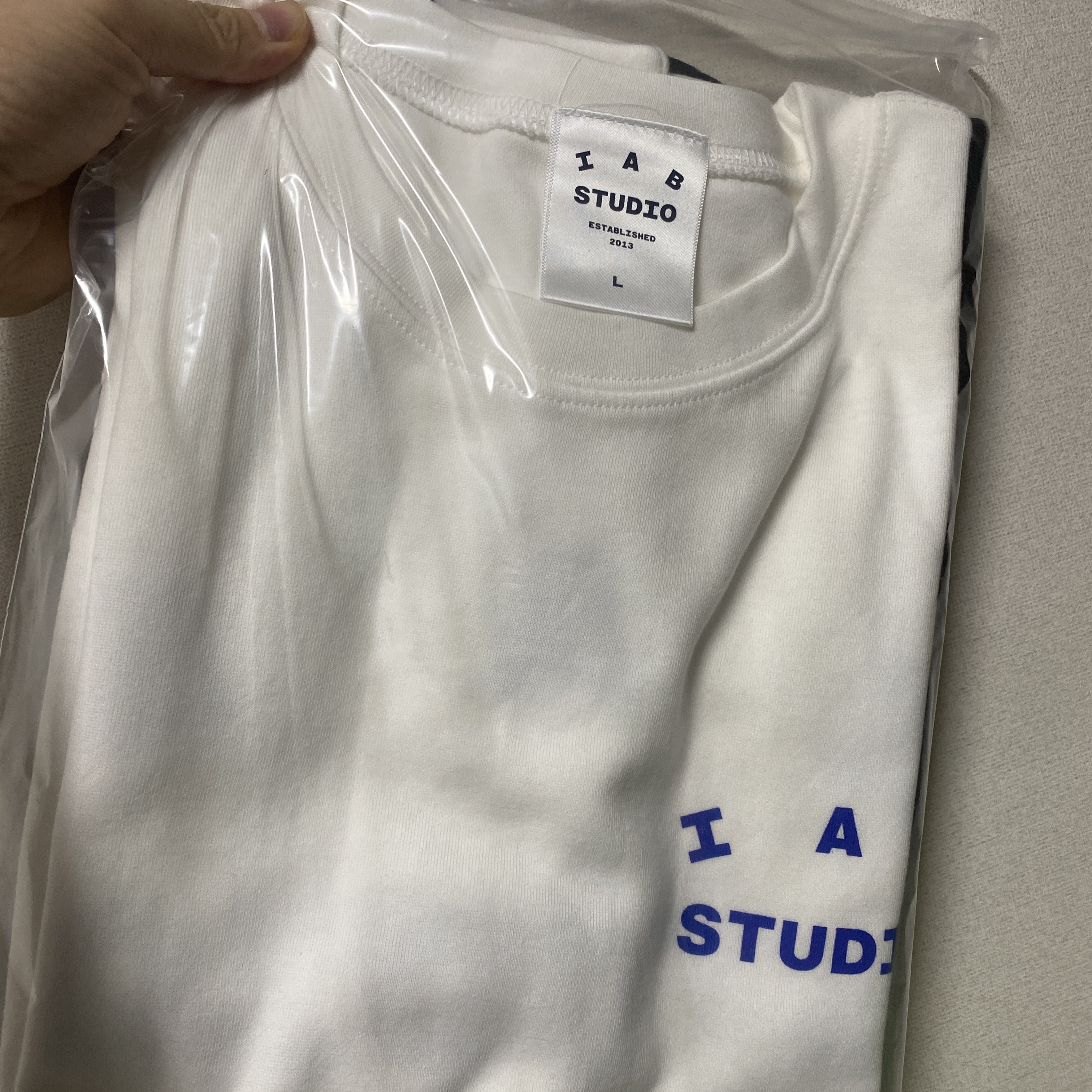 IAB Studio 10th Anniversary T-Shirts Pack White & Black (2 Pack) 착용 스타일