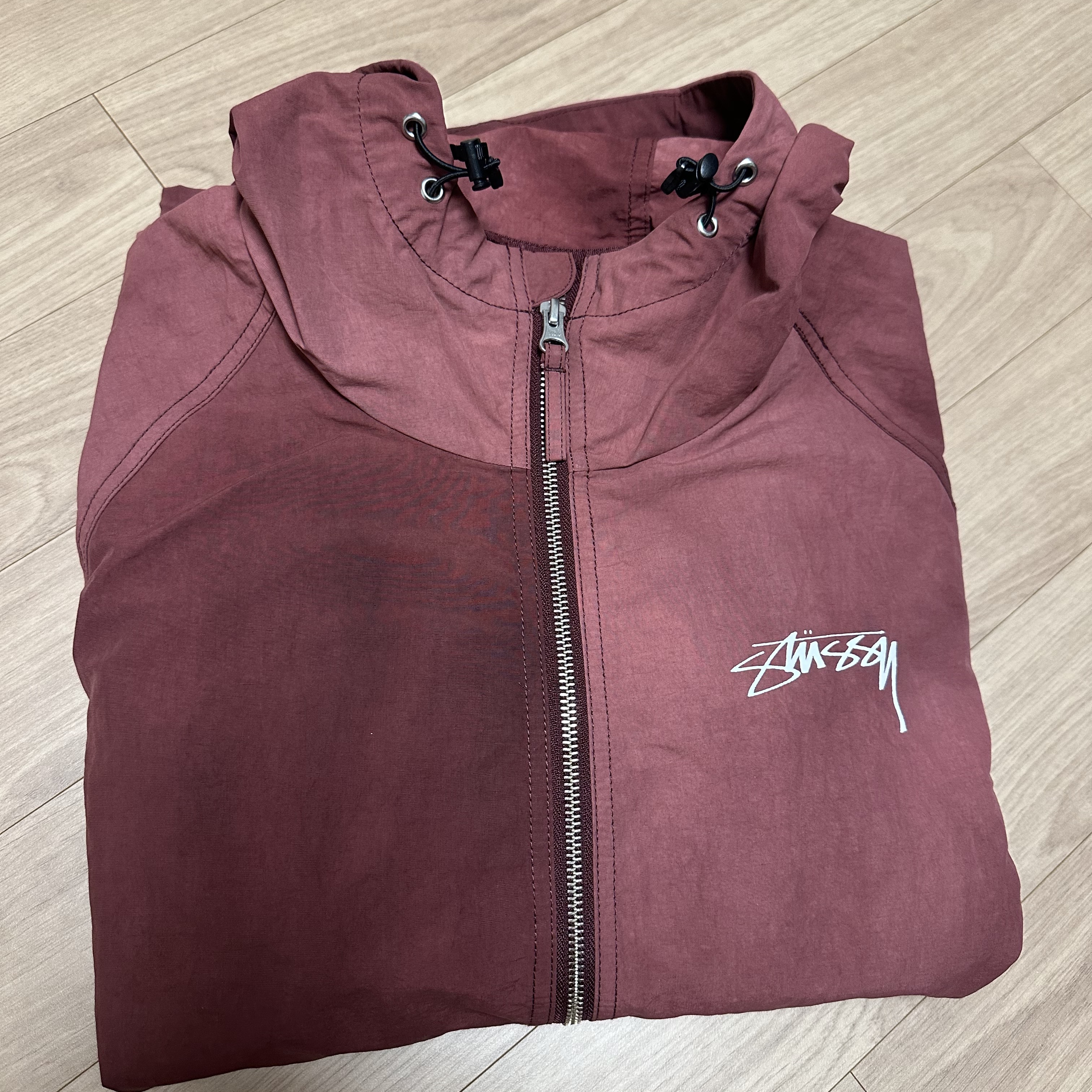 Stussy Wave Dye Beach Shell Jacket Maroon 착용 스타일 - 4