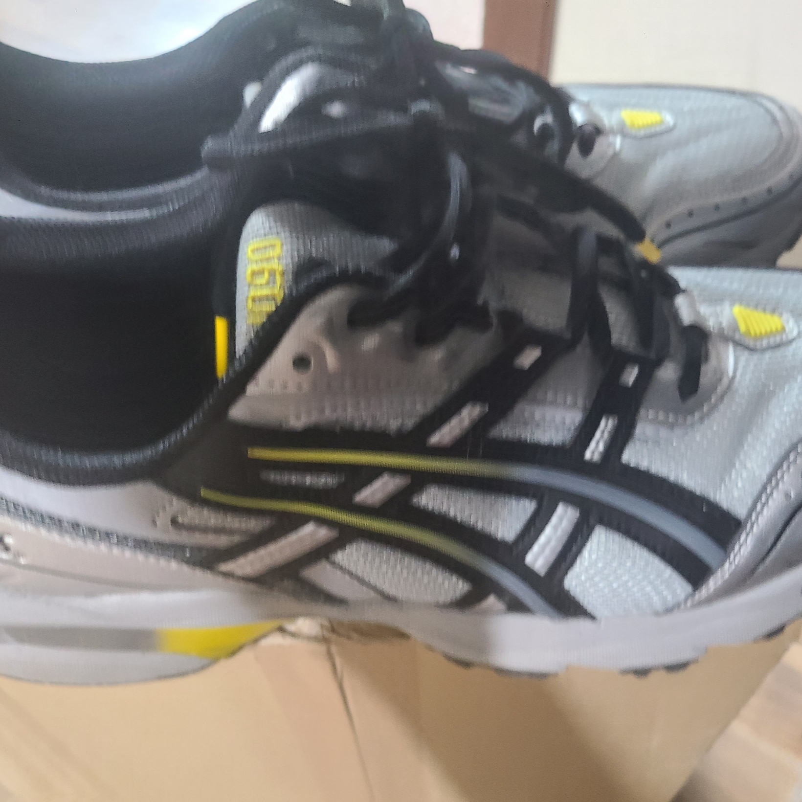 Asics Gel-1090 Mid Grey Black 착용 스타일