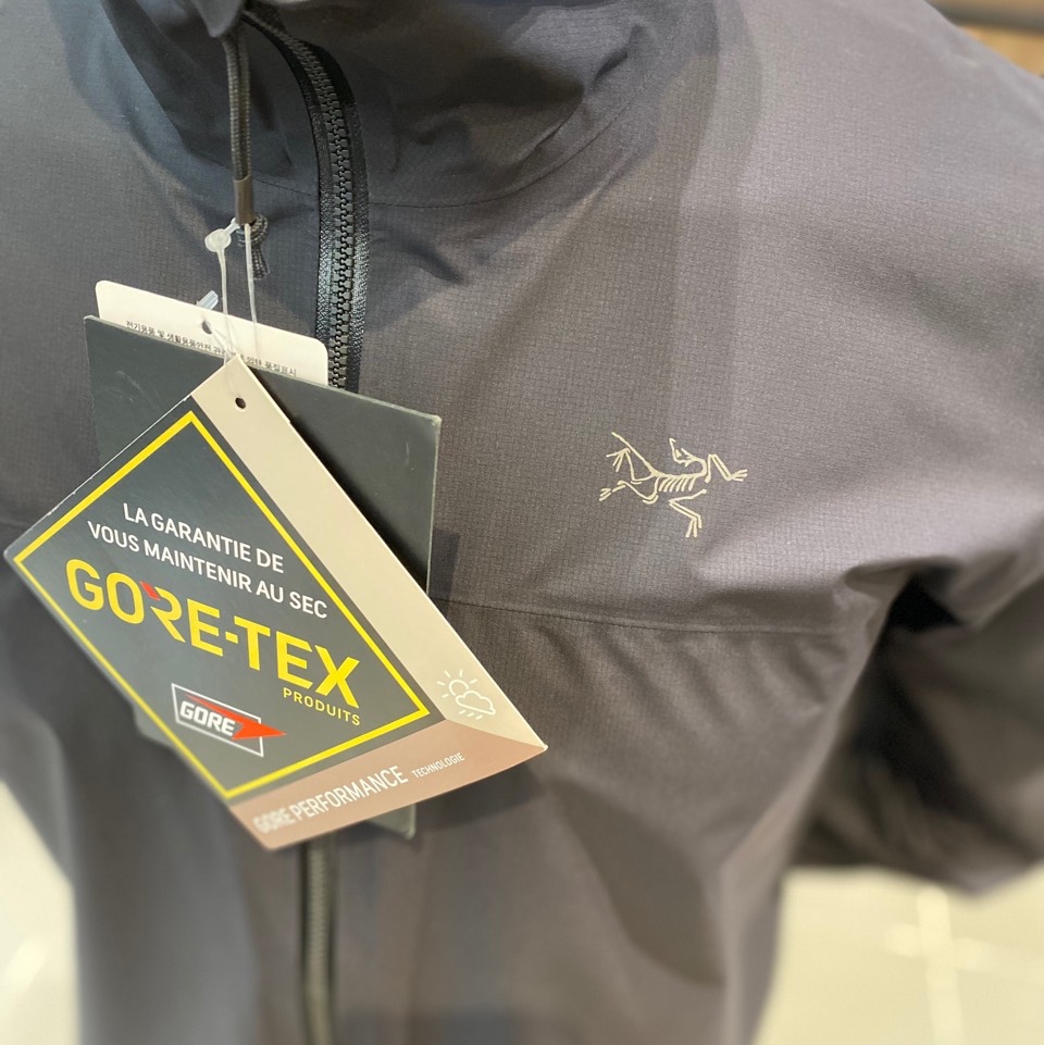 Arc'teryx Norvan LT Hoody Black 착용 스타일 - 1