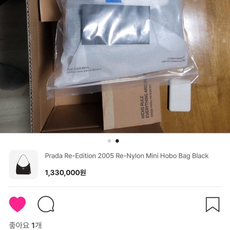 Prada Re-Edition 2005 Re-Nylon Mini Hobo Bag Black 착용 스타일 - 5