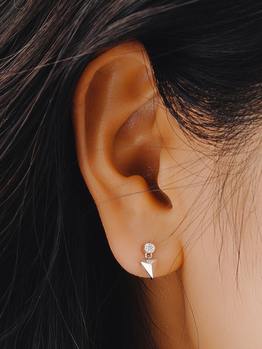 Miko Arrow Semi Drop 1 Diamond Earring White Gold 착용 스타일