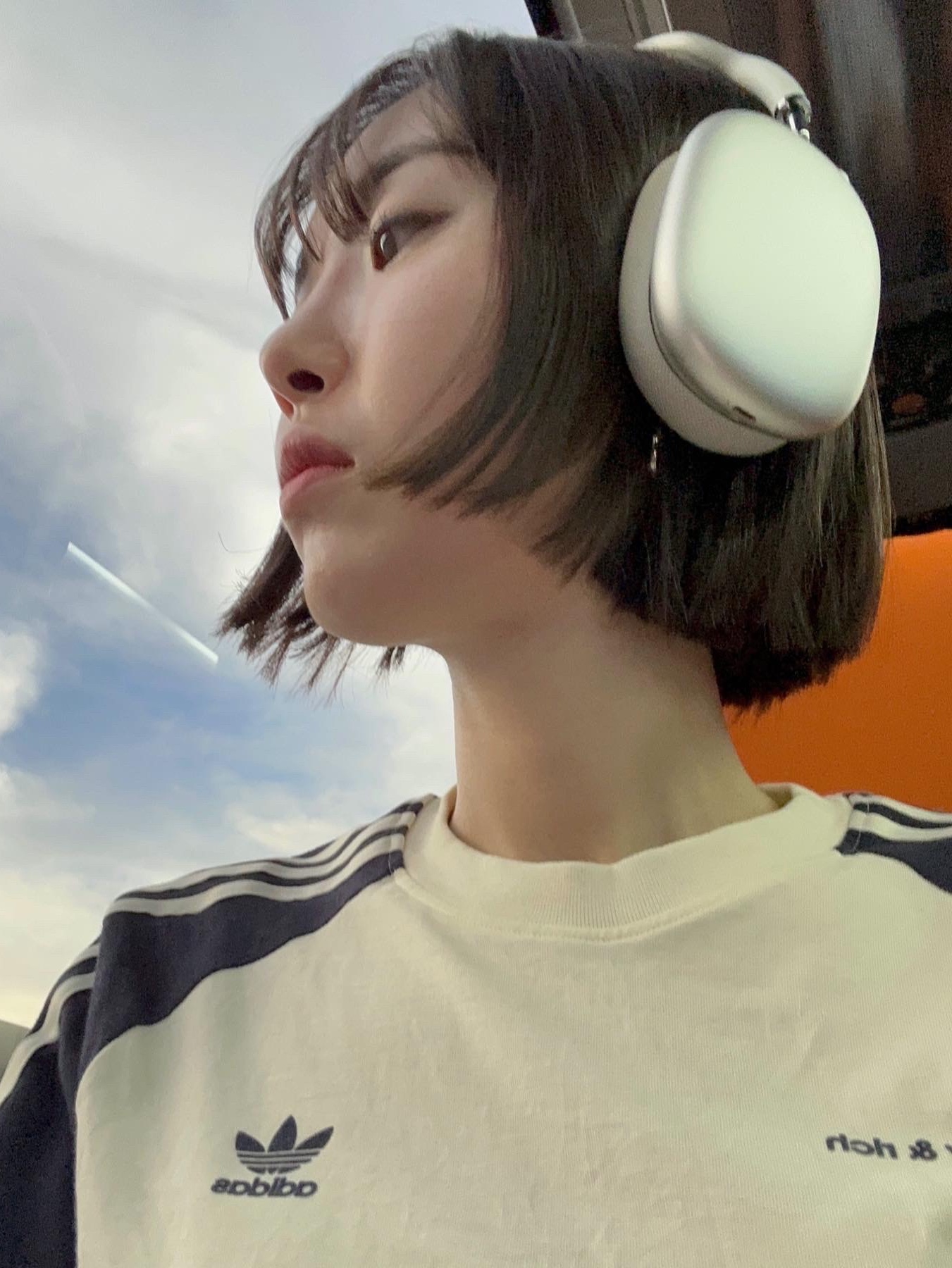 (W) Adidas x Sporty & Rich T-Shirt Cream White - US Sizing, Apple AirPods Max Lightning Silver (Korean Ver.) 착용 스타일