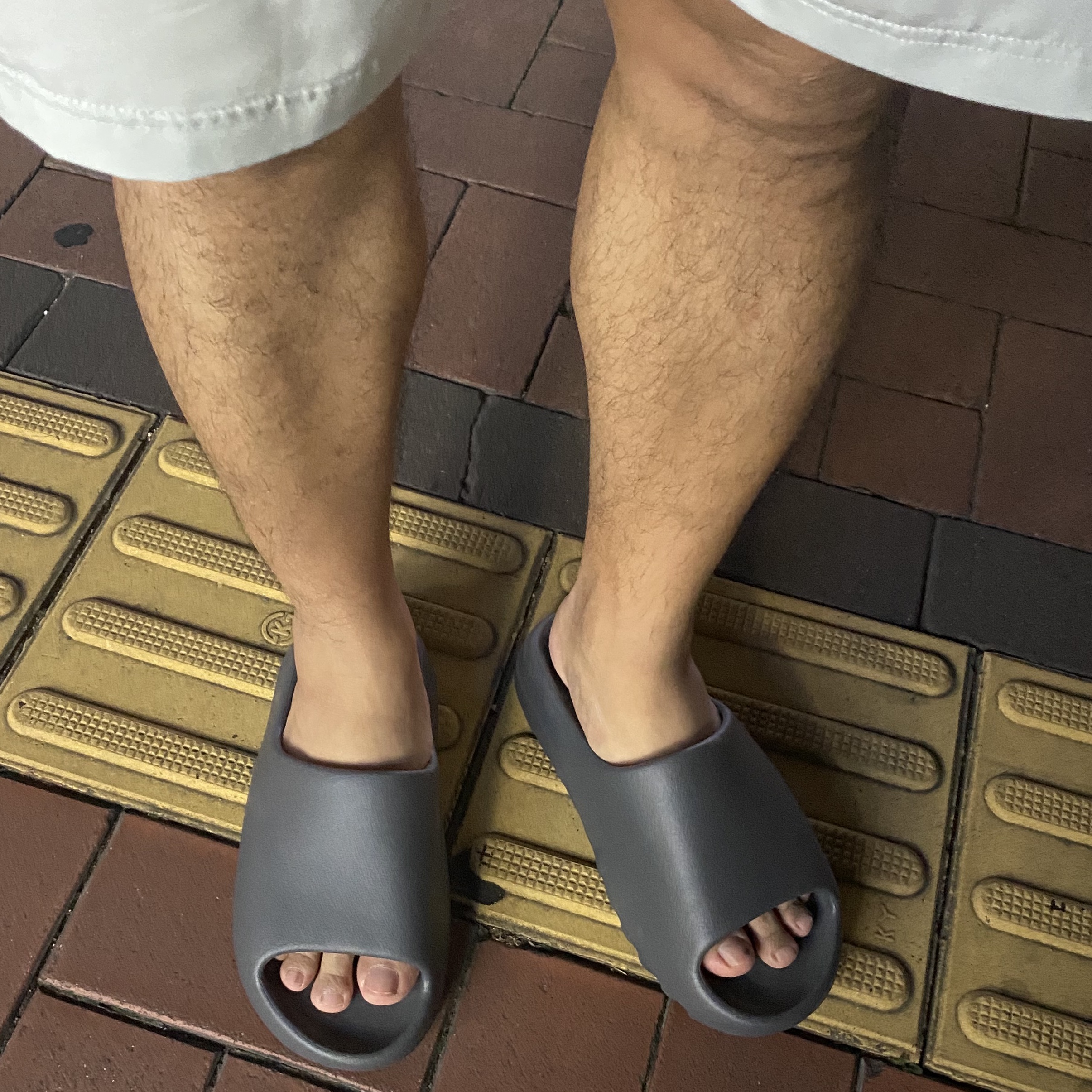 Adidas Yeezy Slide Slate Grey 착용 스타일
