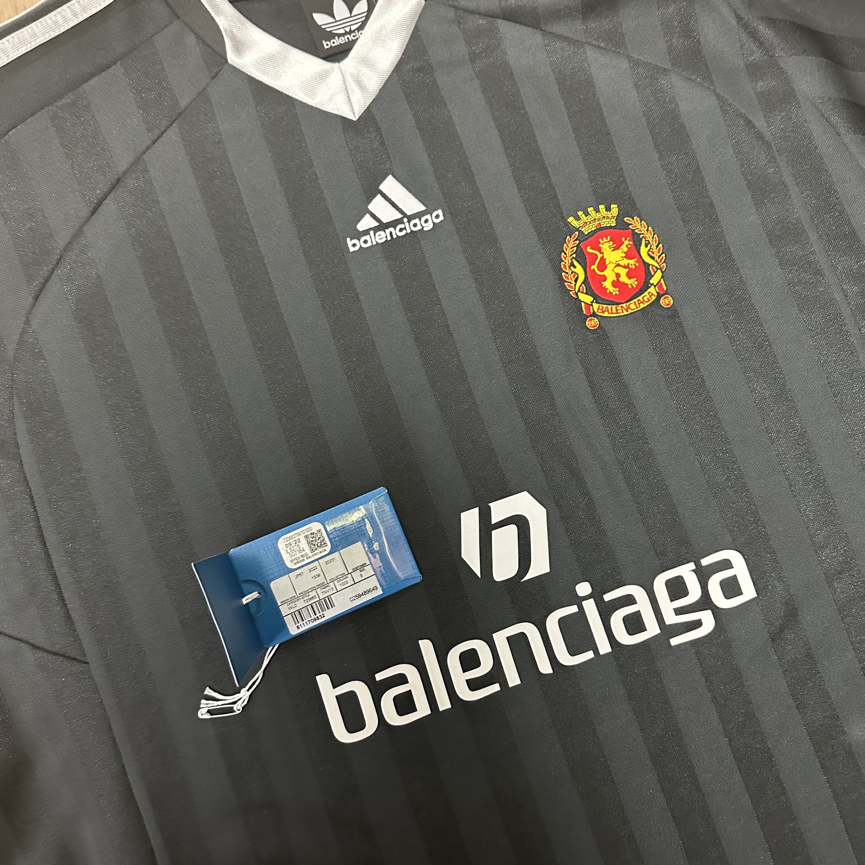 Balenciaga x Adidas Oversized Football T-Shirt Black 착용 스타일