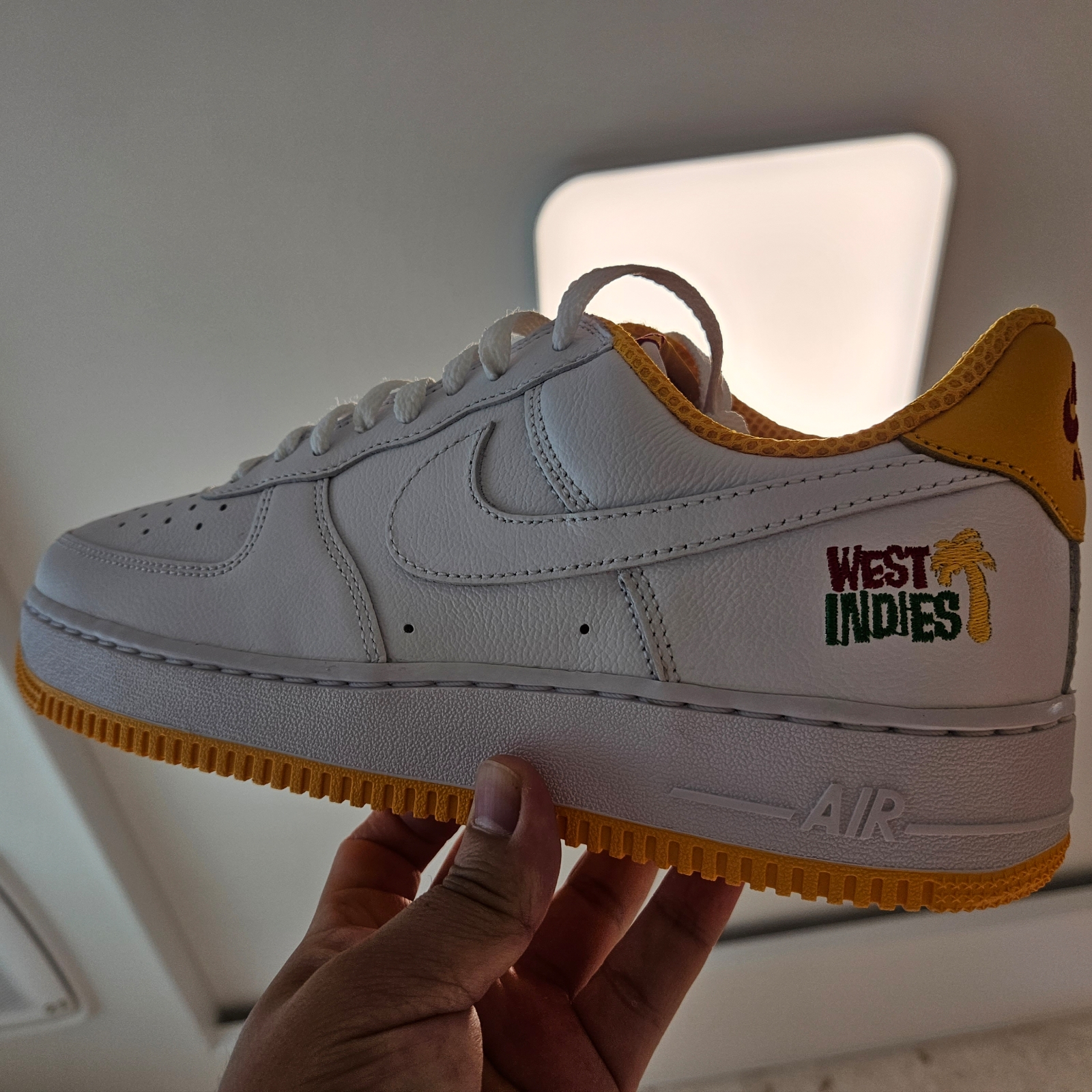 Nike Air Force 1 Low Retro QS West Indies University Gold 착용 스타일