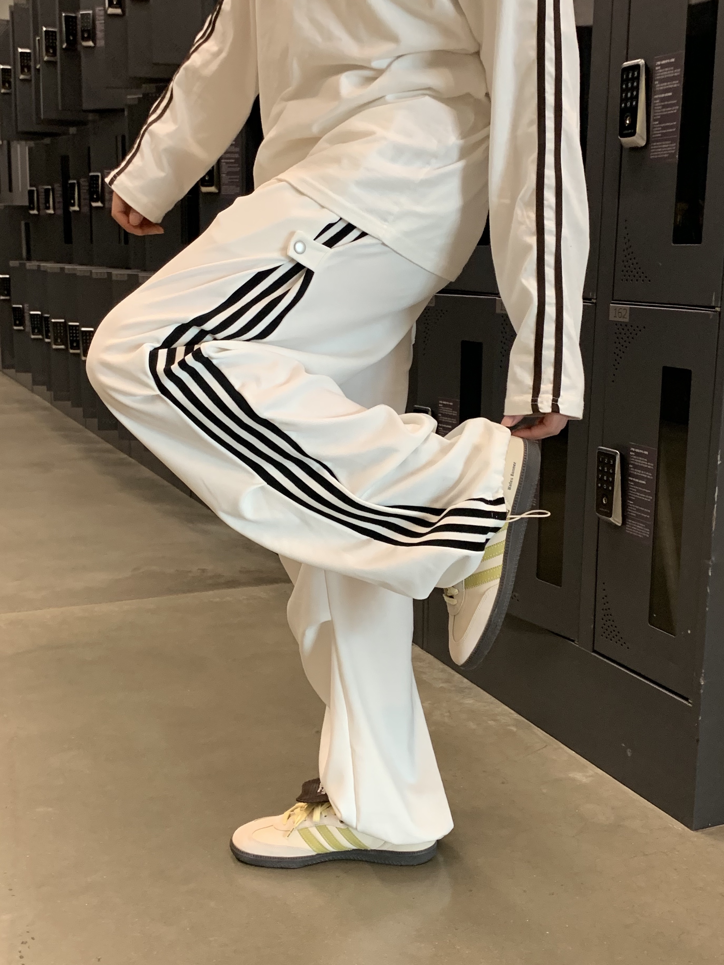 Adidas x Wales Bonner Samba Brown Ecru Tint 착용 스타일 - 2