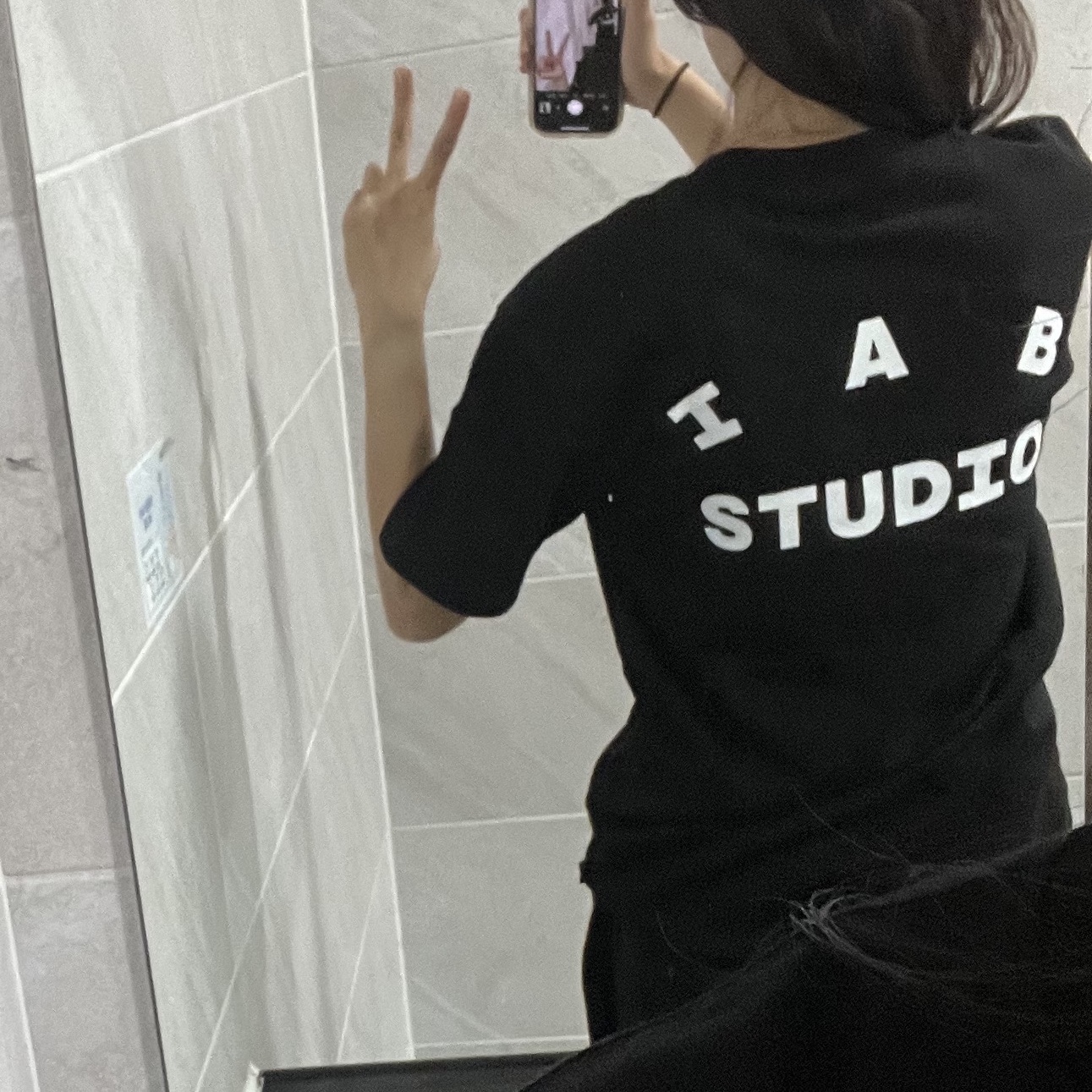 IAB Studio 10th Anniversary T-Shirts Pack White & Black (2 Pack) 착용 스타일 - 1