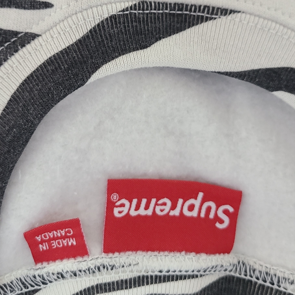 Supreme Box Logo Crewneck Zebra - 22FW 착용 스타일 - 3