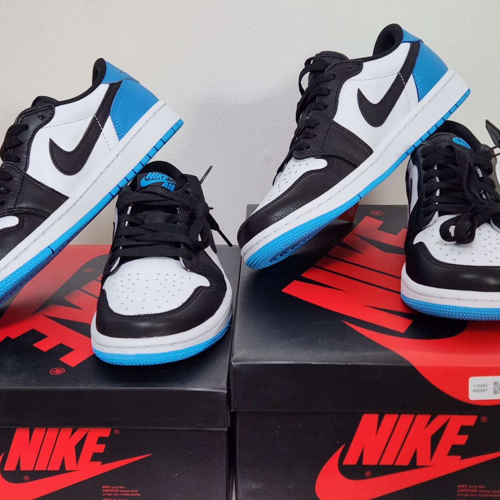 Jordan 1 Retro Low OG Black and Dark Powder Blue 착용 스타일 - 1