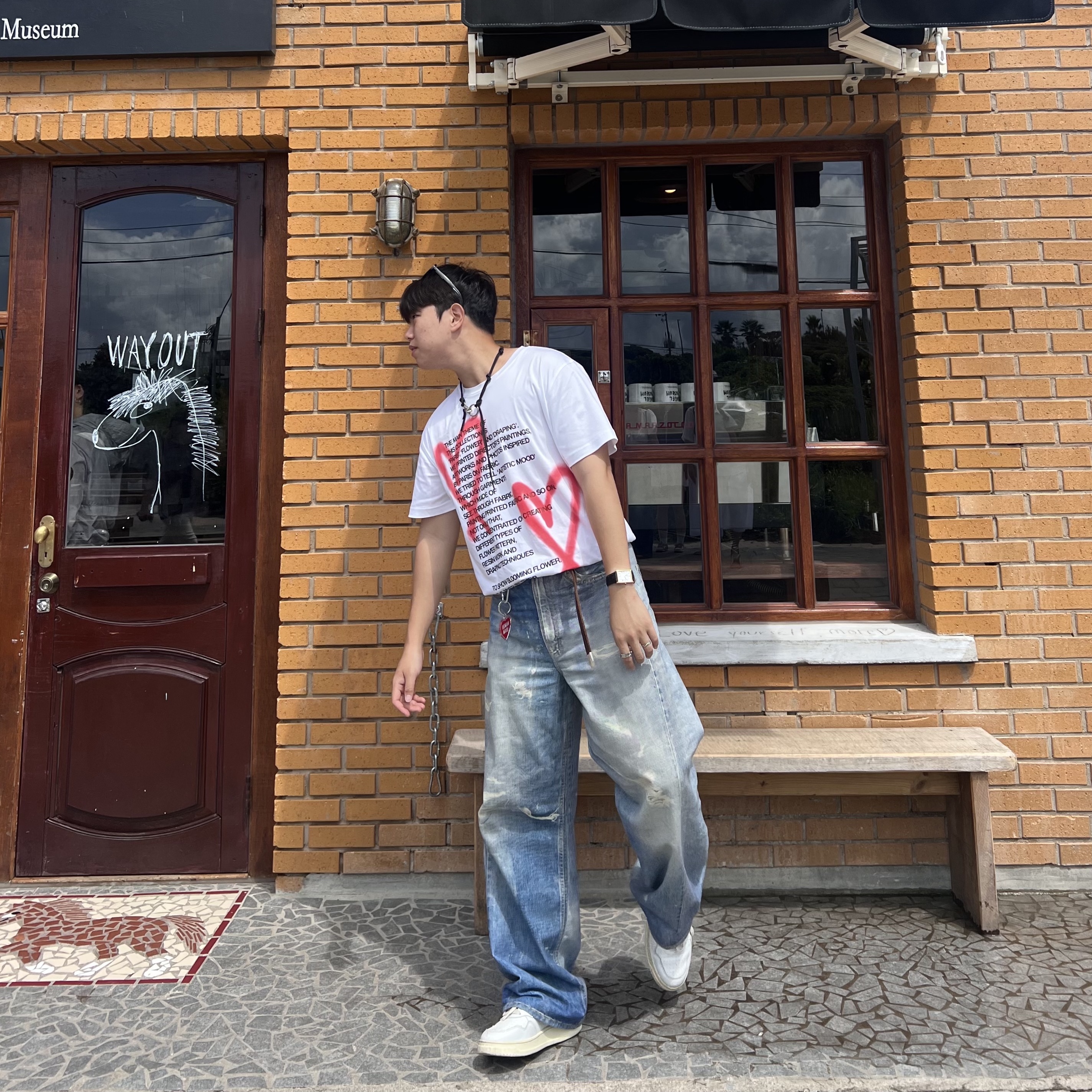 The Museum Visitor Heart Sprayed T-Shirt White 착용 스타일