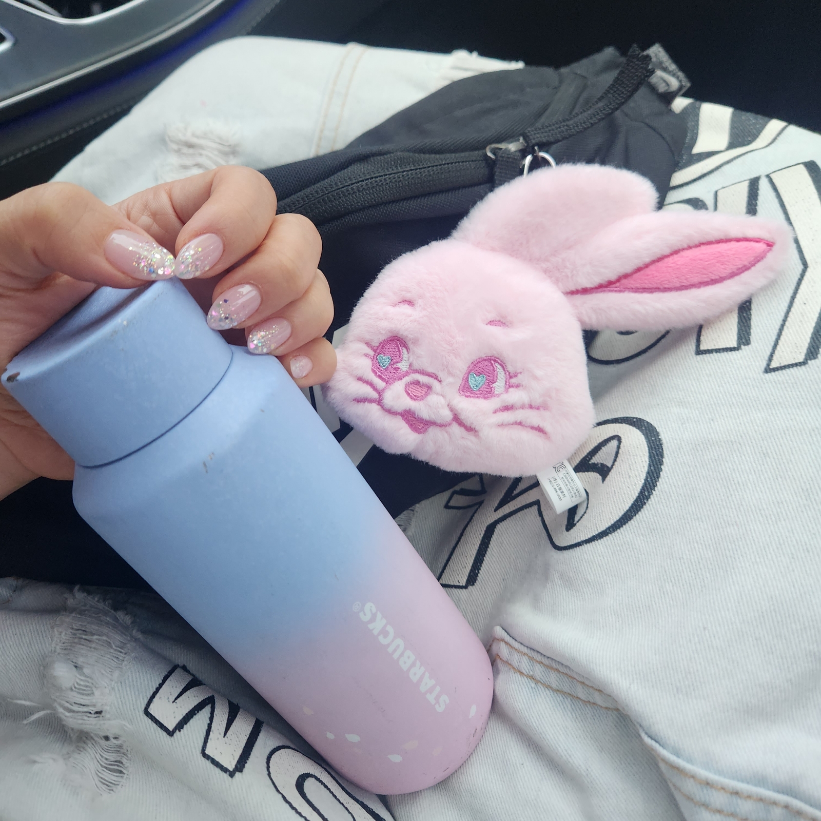 NewJeans Tokki Merchandise Fluffy Keyring Pink 착용 스타일