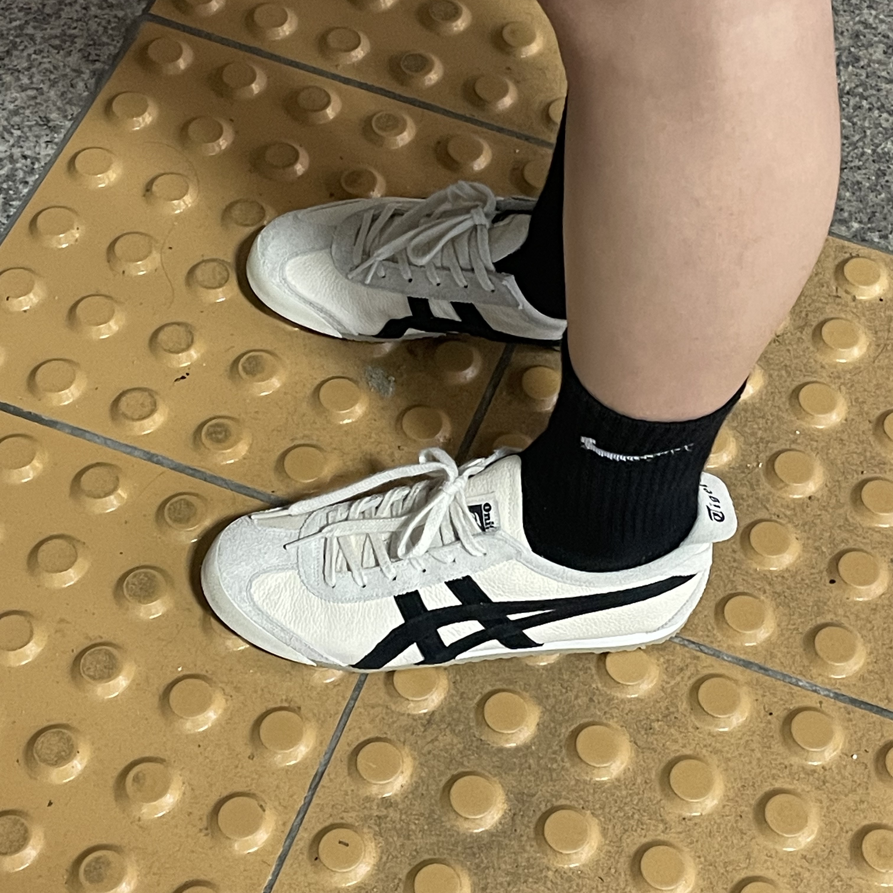 Onitsuka Tiger Mexico 66 Vintage White Black 착용 스타일 - 1