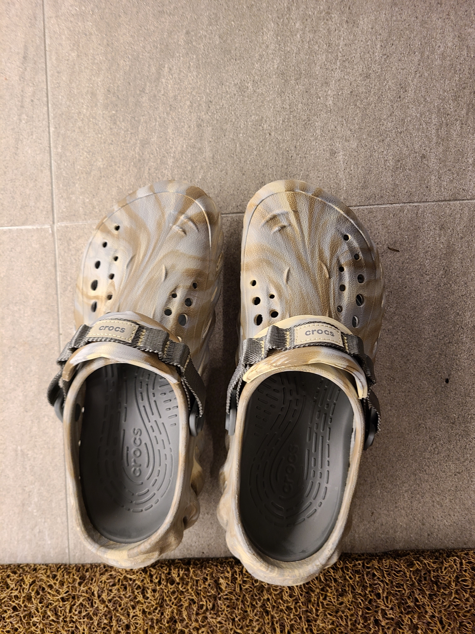 Crocs Echo Marbled Clog Bone Multi 착용 스타일 - 2