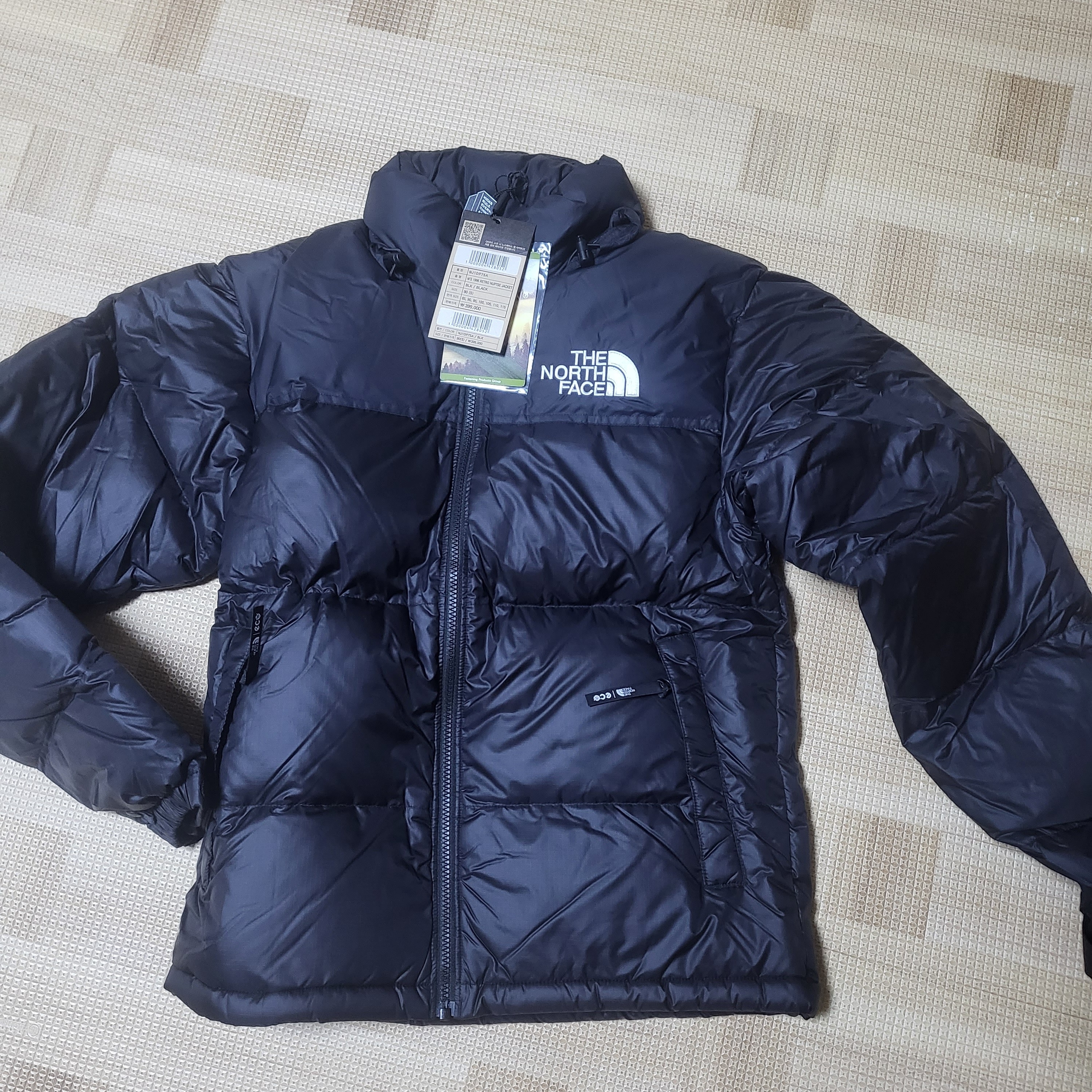 The North Face 1996 Eco Nuptse Jacket Black 착용 스타일 - 2