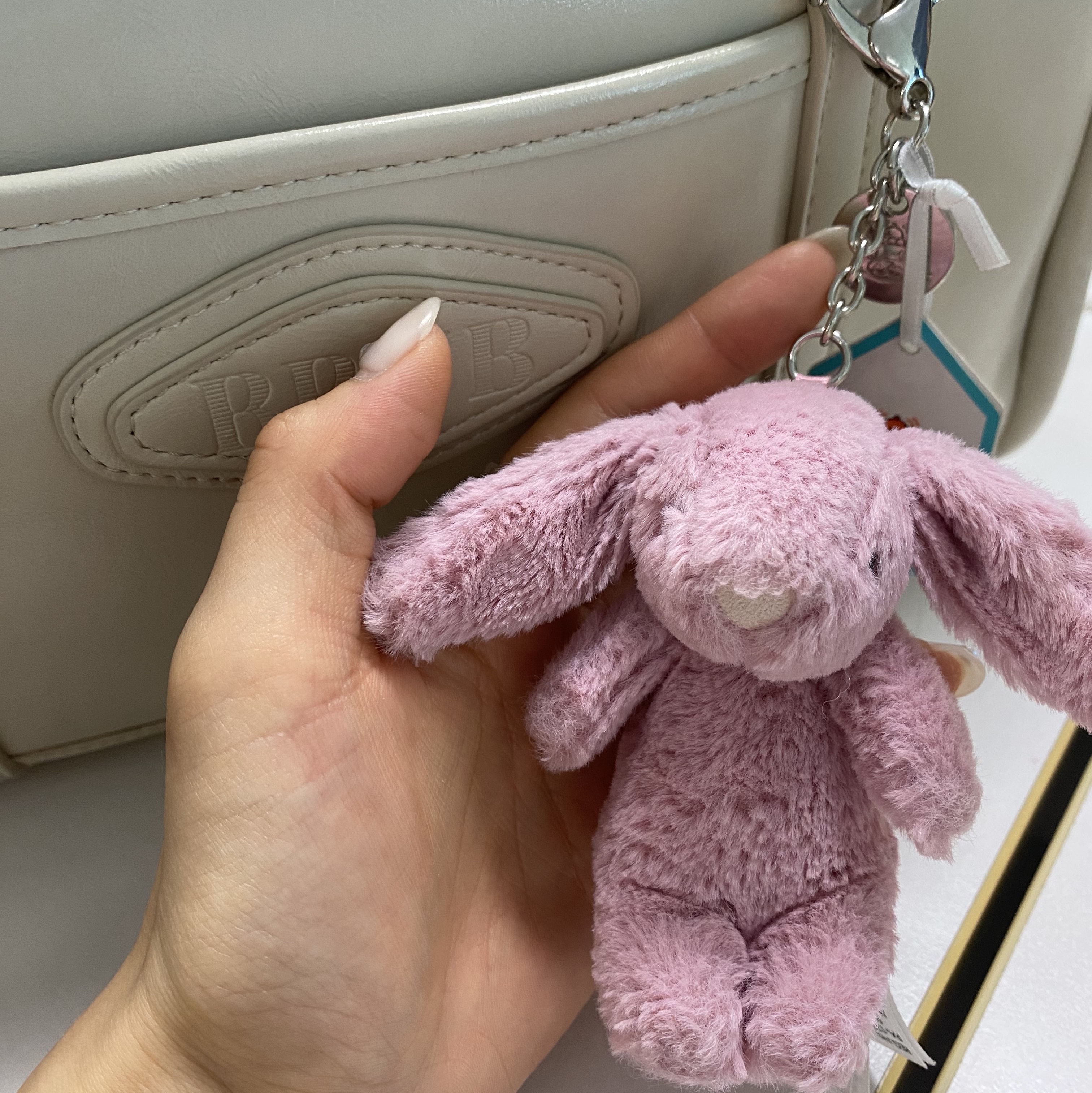 Jellycat Bashful Bunny Bag Charm Tulip 착용 스타일 - 1