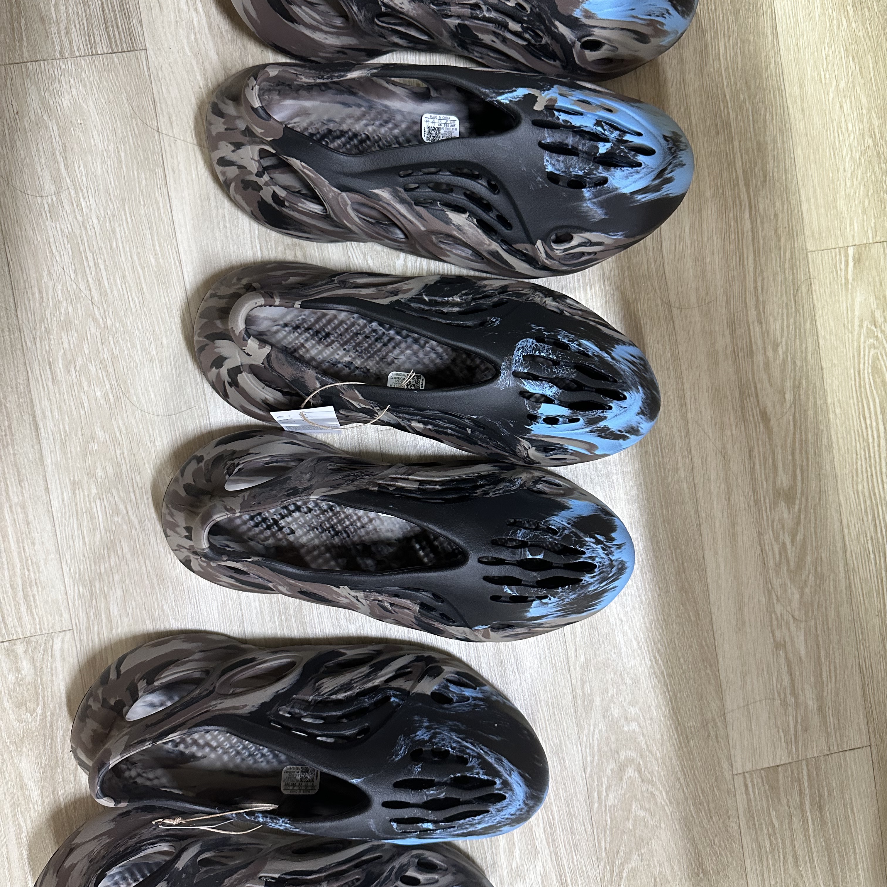 Adidas Yeezy Foam RNNR MX Cinder 착용 스타일