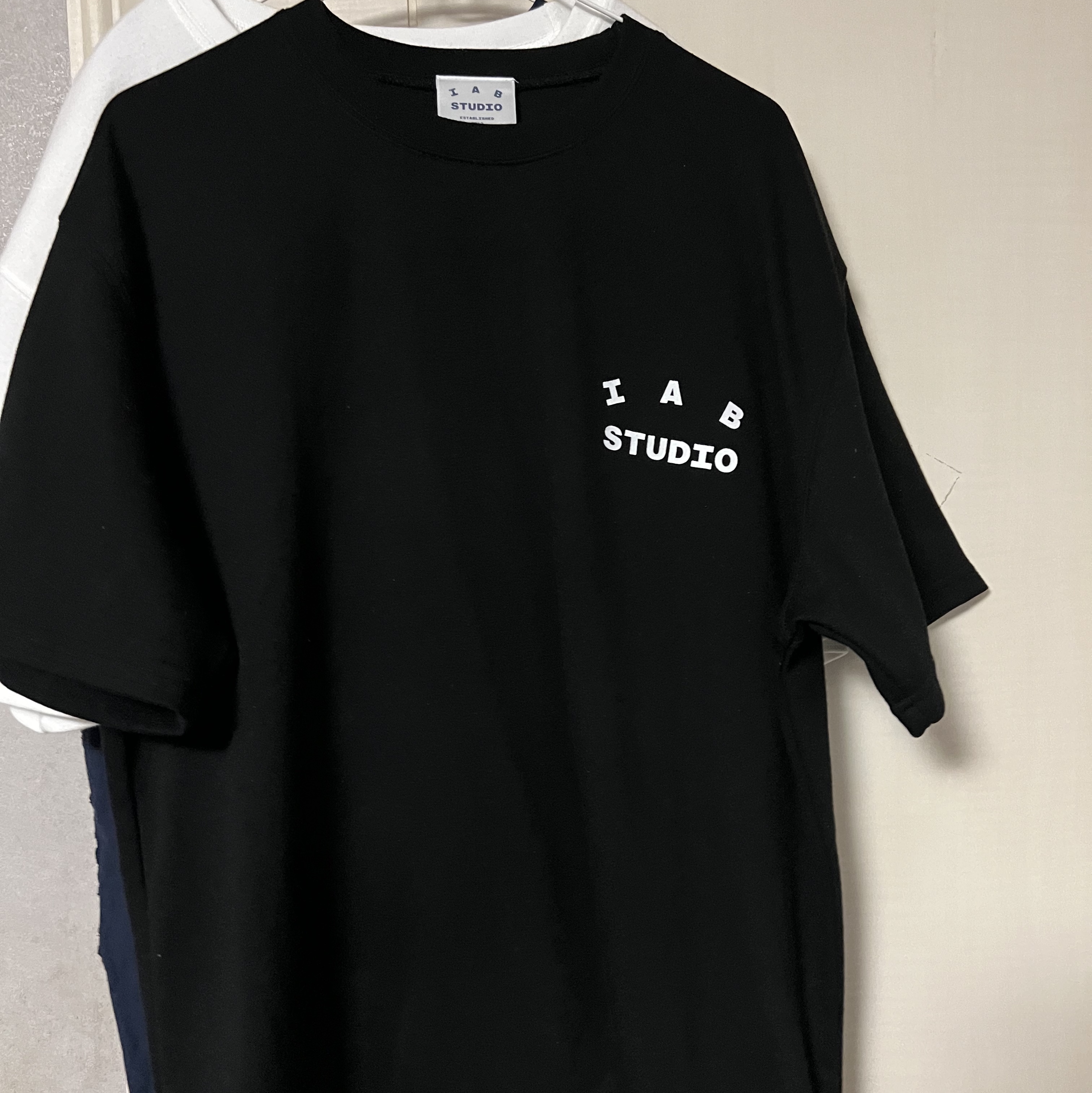 IAB Studio 10th Anniversary T-Shirt Black 착용 스타일