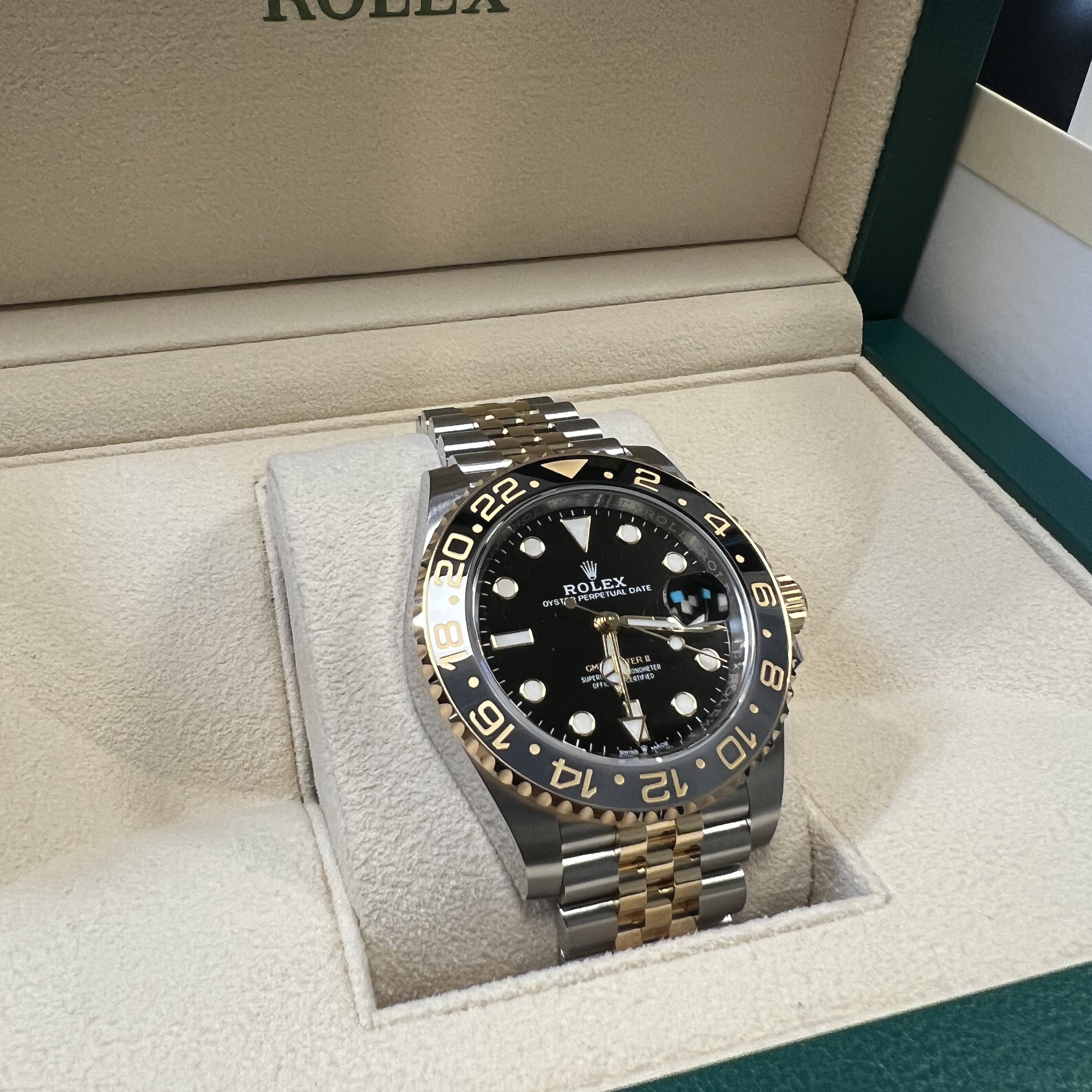 Rolex GMT-Master II 40mm 126713GRNR Black Jubilee 착용 스타일