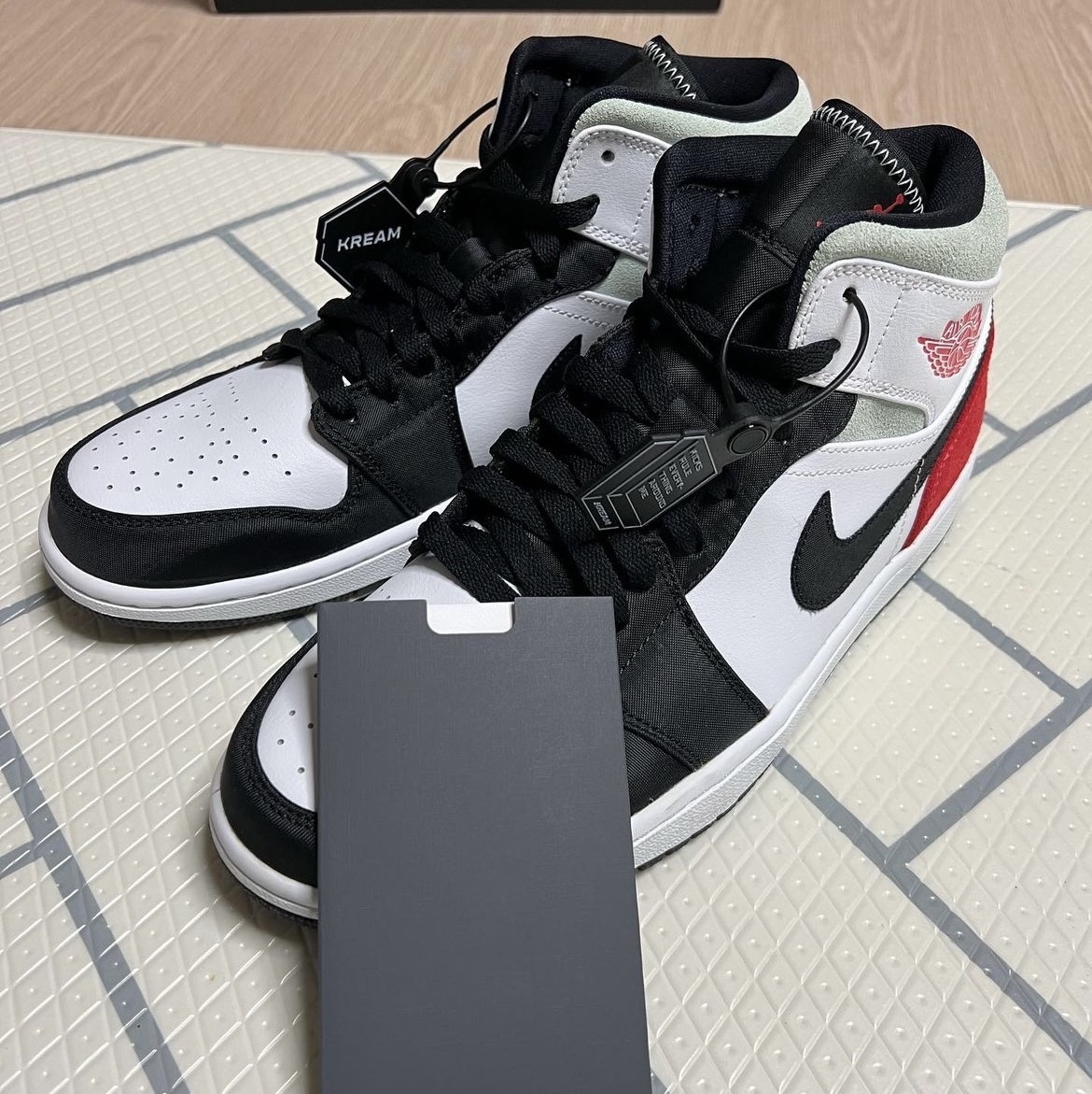(GS) Jordan 1 Mid SE Track Red 착용 스타일