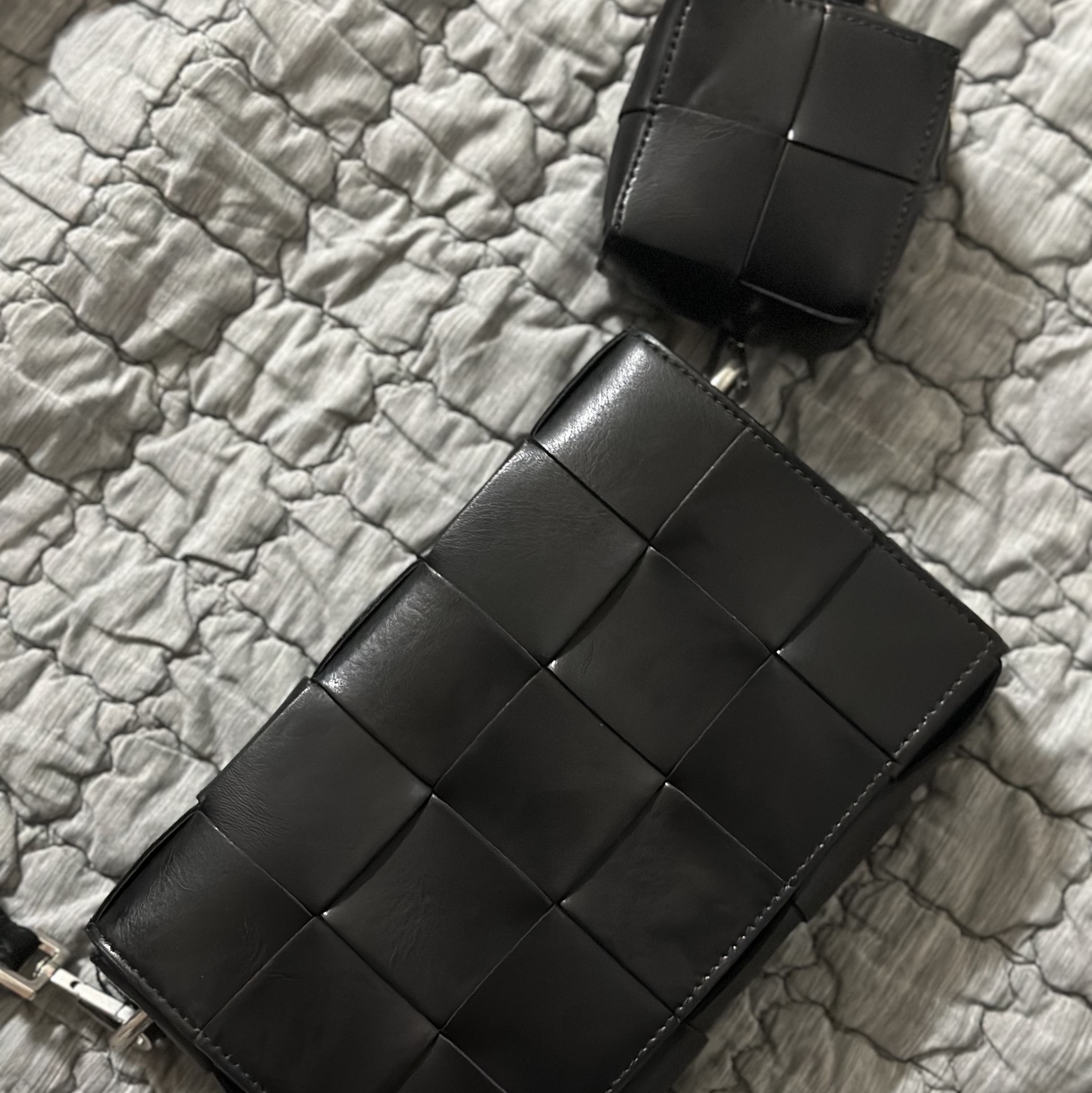 Bottega Veneta Cassettte with Versatile Strap Black 착용 스타일