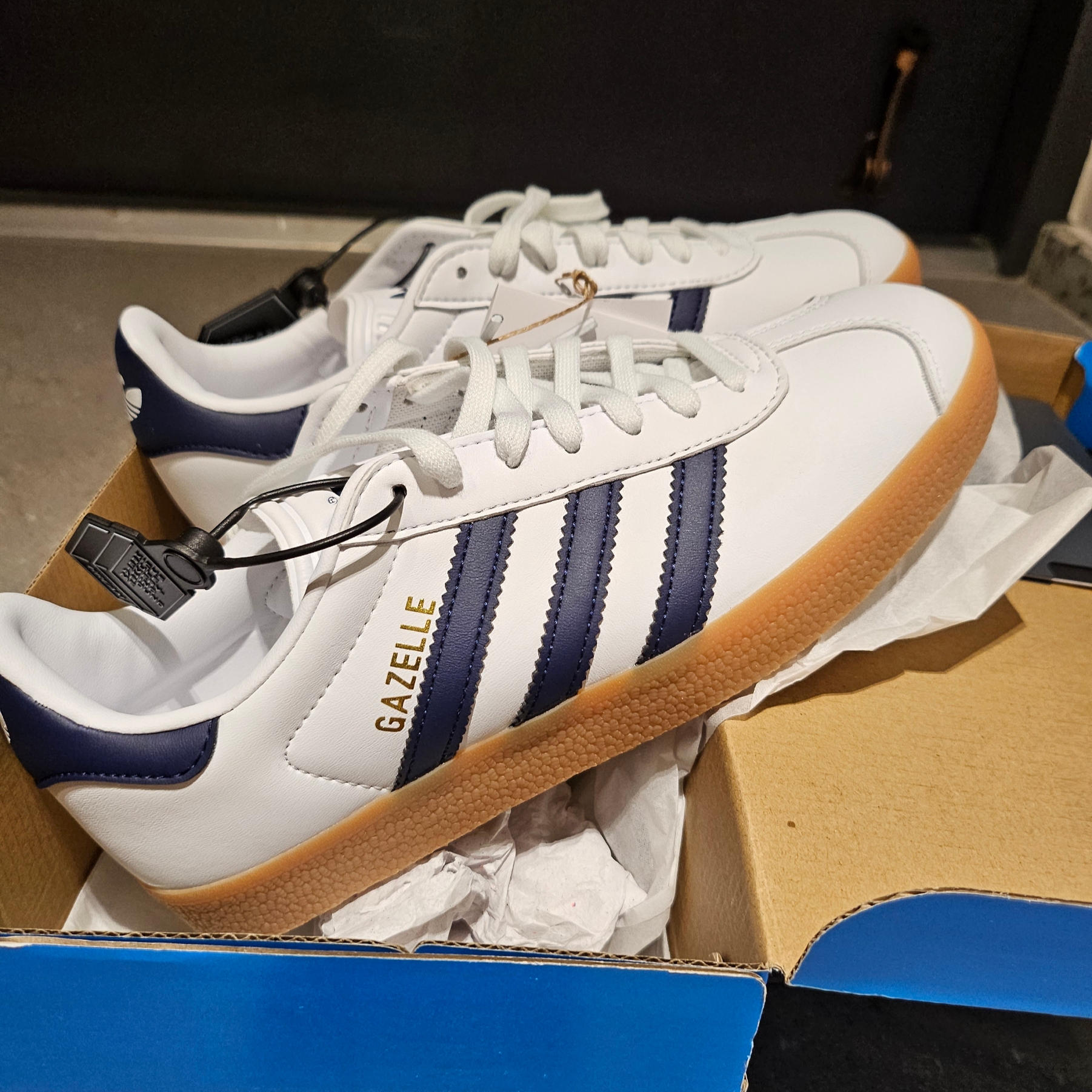 Adidas Gazelle White Collegiate Navy 착용 스타일