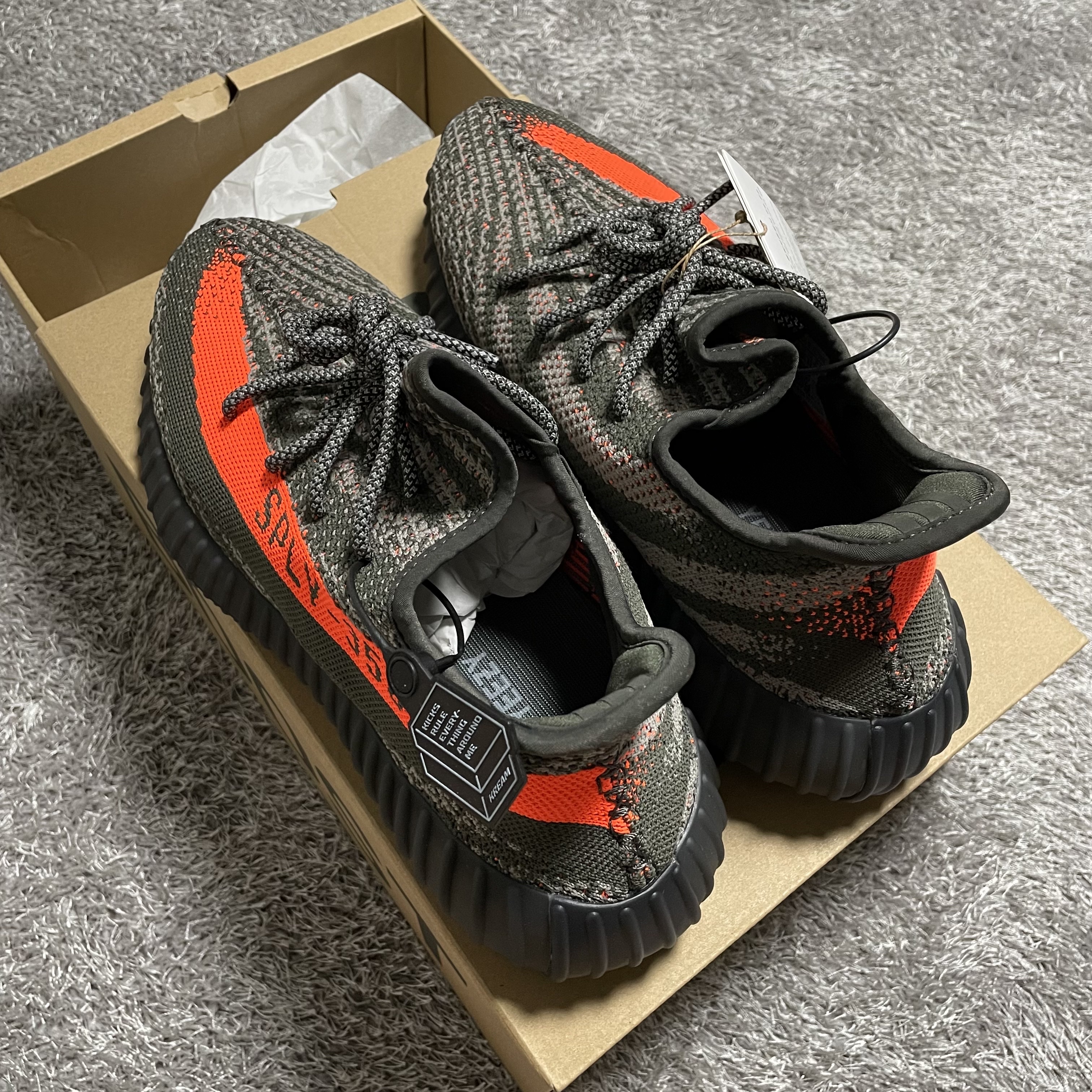 Adidas Yeezy Boost 350 V2 Carbon Beluga 착용 스타일 - 3