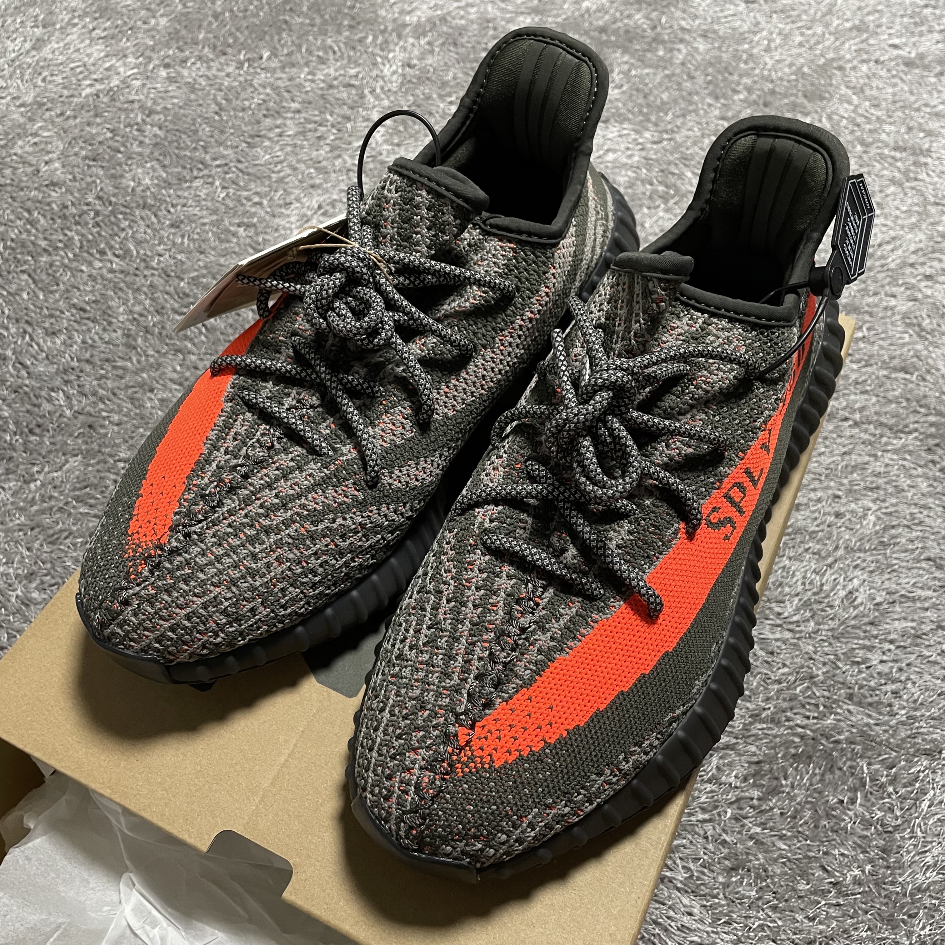 Adidas Yeezy Boost 350 V2 Carbon Beluga 착용 스타일 - 2