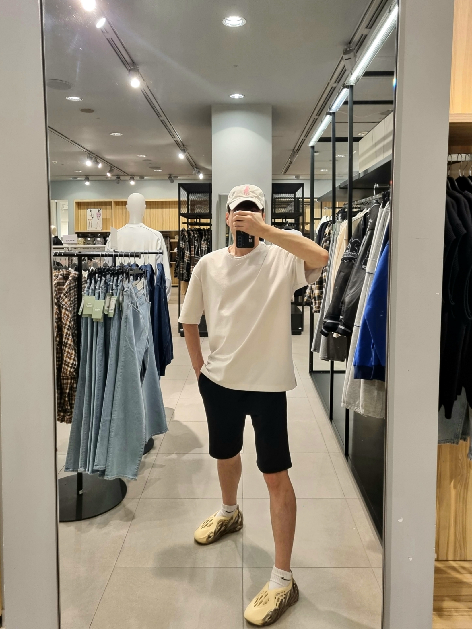 Adidas Yeezy Foam RNNR MX Cream Clay 착용 스타일
