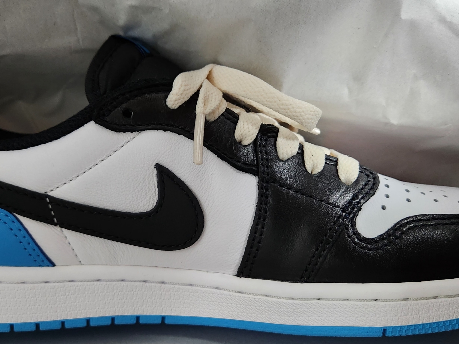 Jordan 1 Retro Low OG Black and Dark Powder Blue 착용 스타일