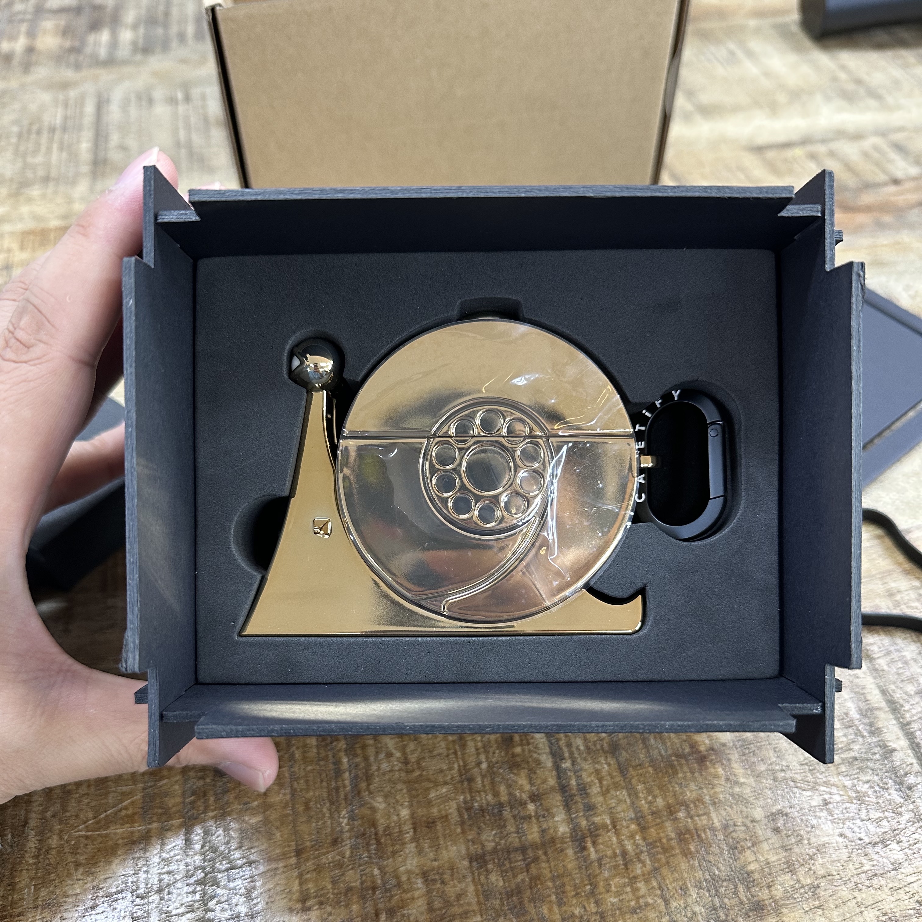 Casetify x One Piece Golden Transponder Snail 3D AirPods Pro 1st/2nd Gen Case Gold 착용 스타일