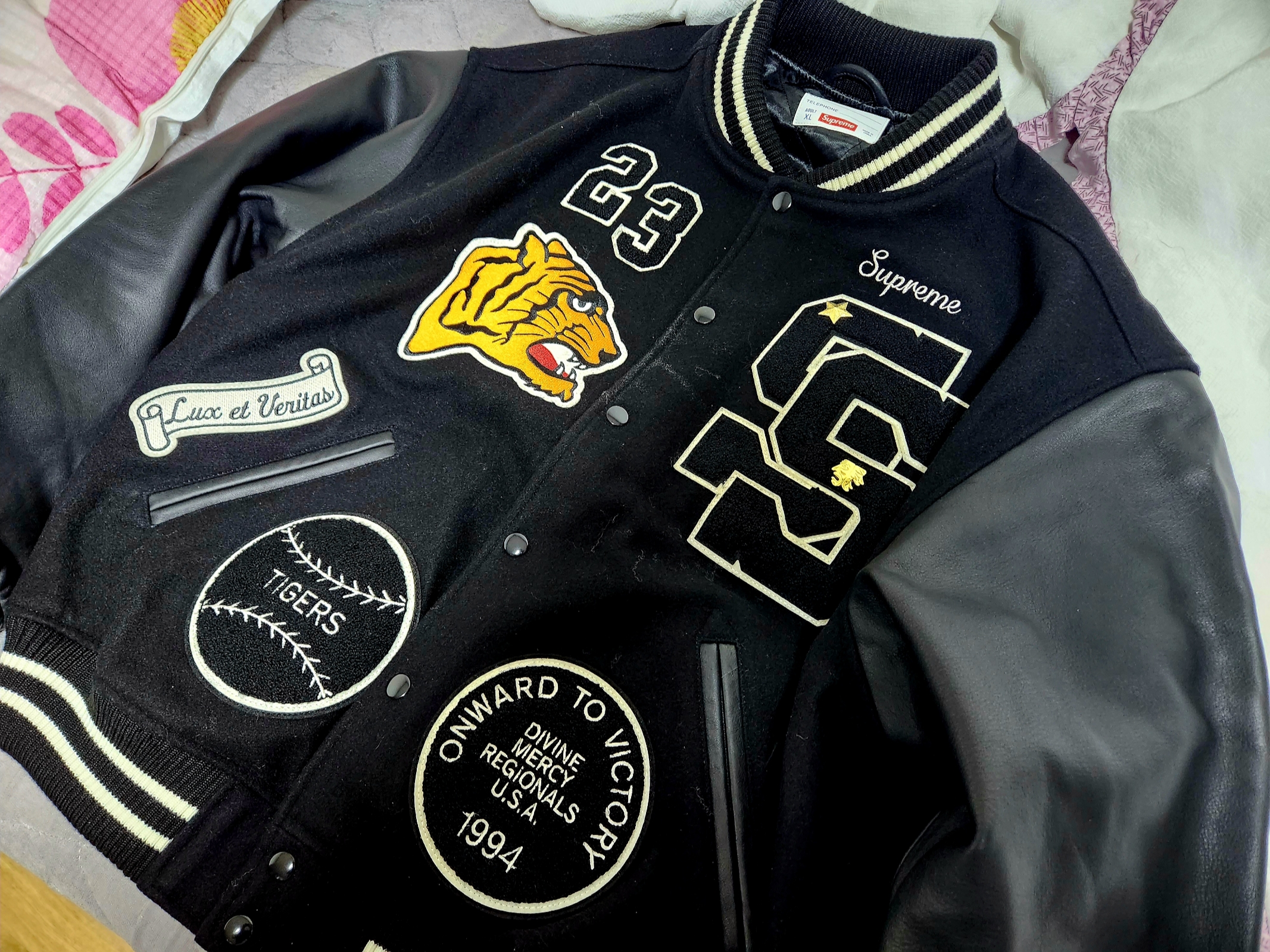 Supreme Tiger Varsity Jacket Black - 23FW 착용 스타일