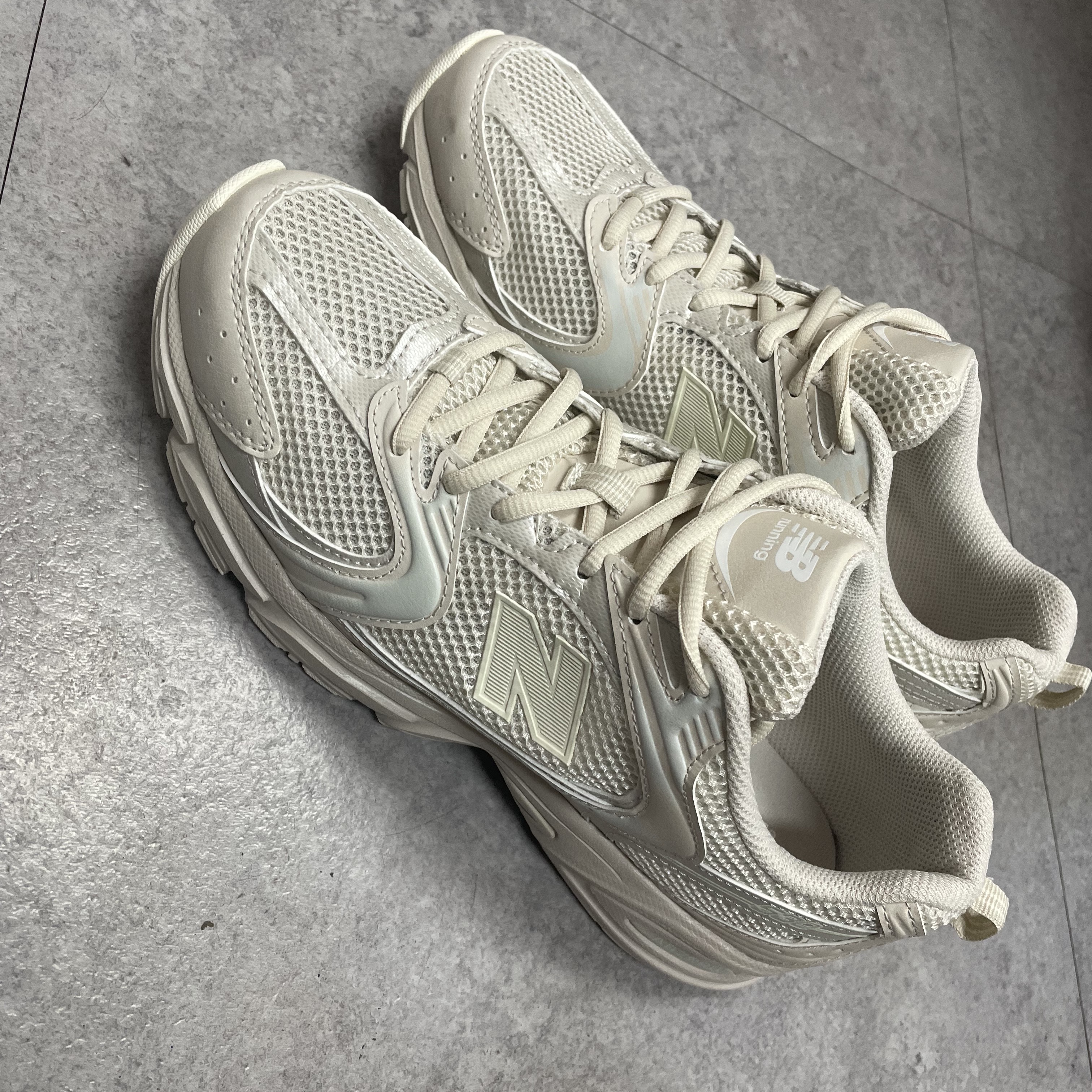 New Balance 530 Beige 착용 스타일