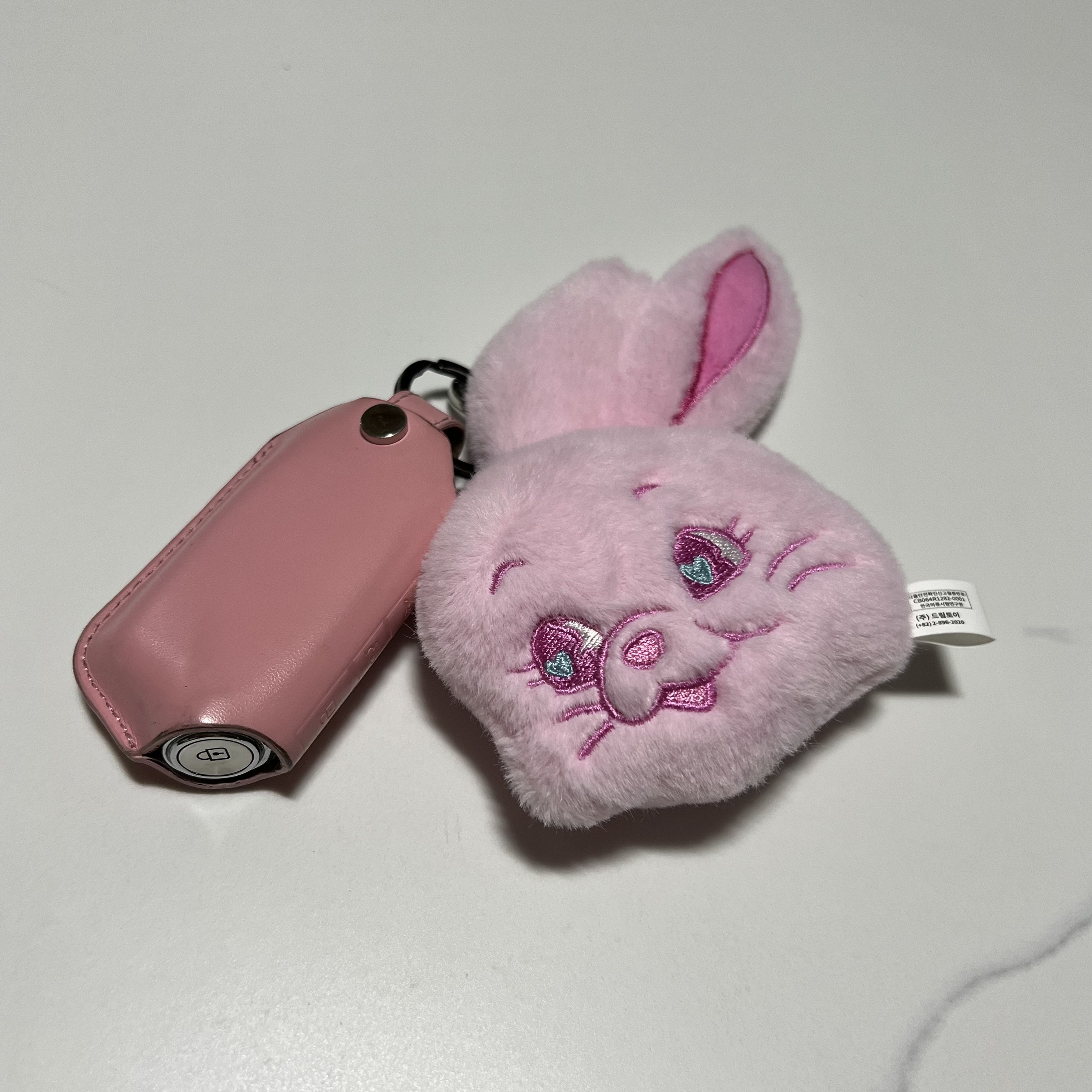 NewJeans Tokki Merchandise Fluffy Keyring Pink 착용 스타일