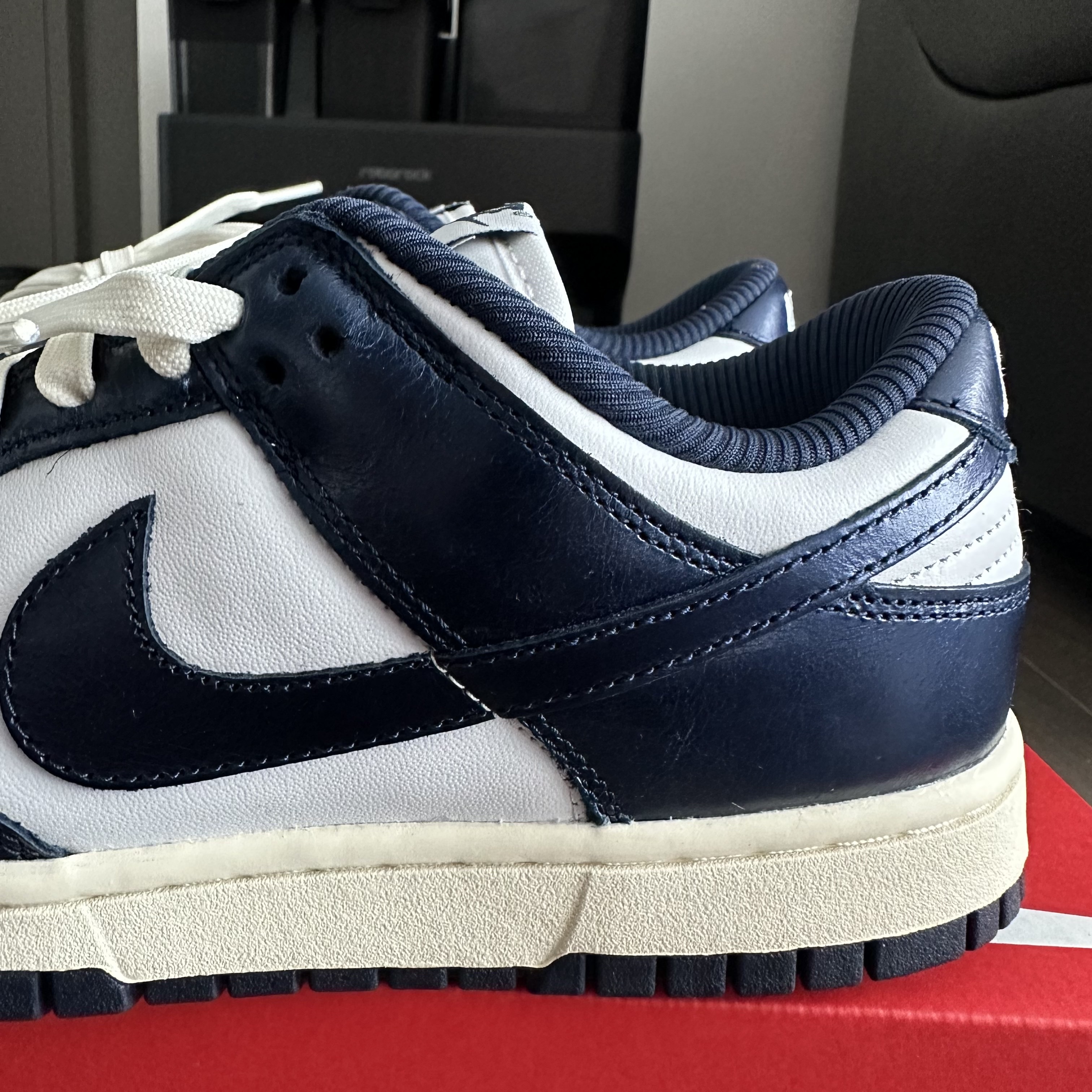 (W) Nike Dunk Low PRM Midnight Navy and White 착용 스타일 - 4