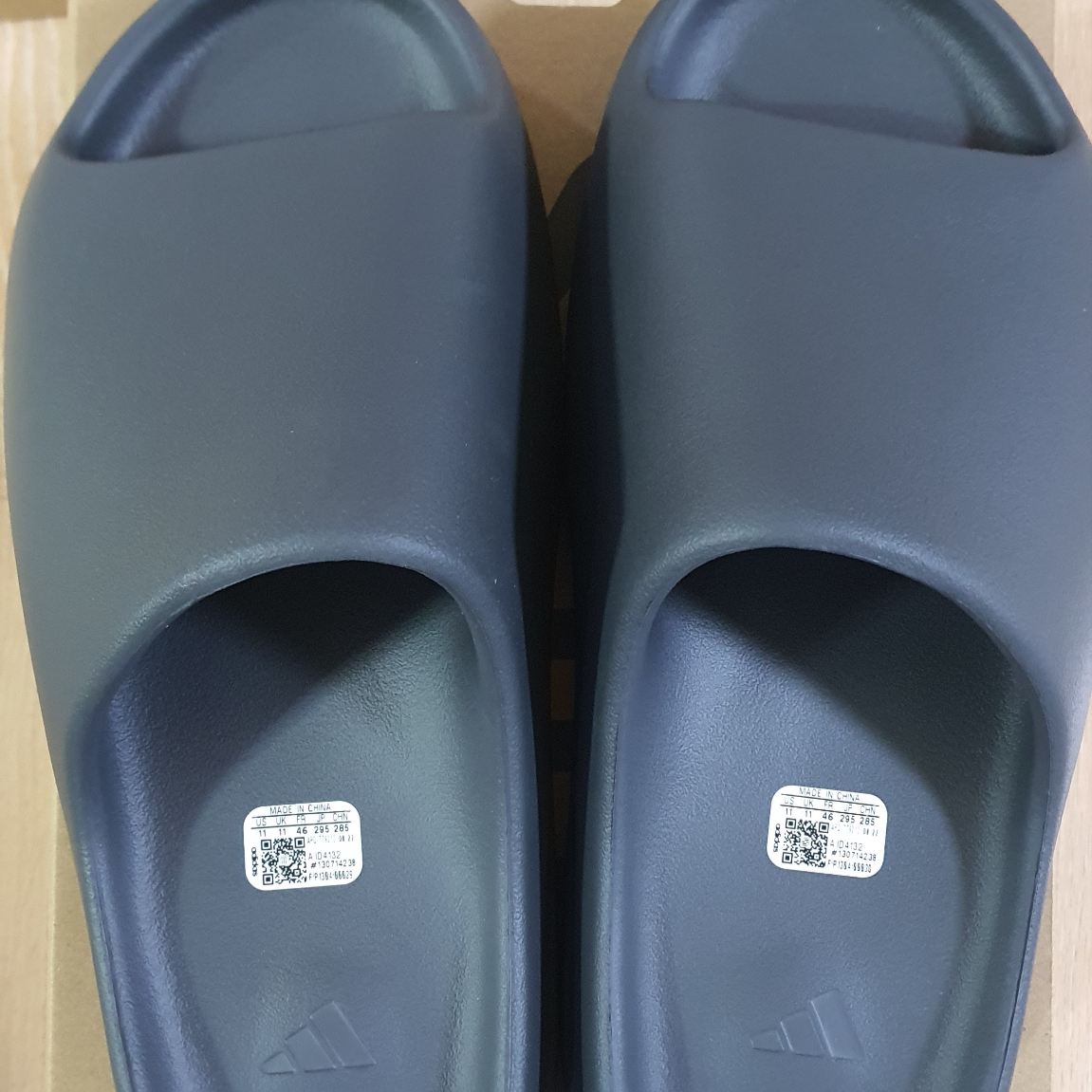 Adidas Yeezy Slide Granite 착용 스타일