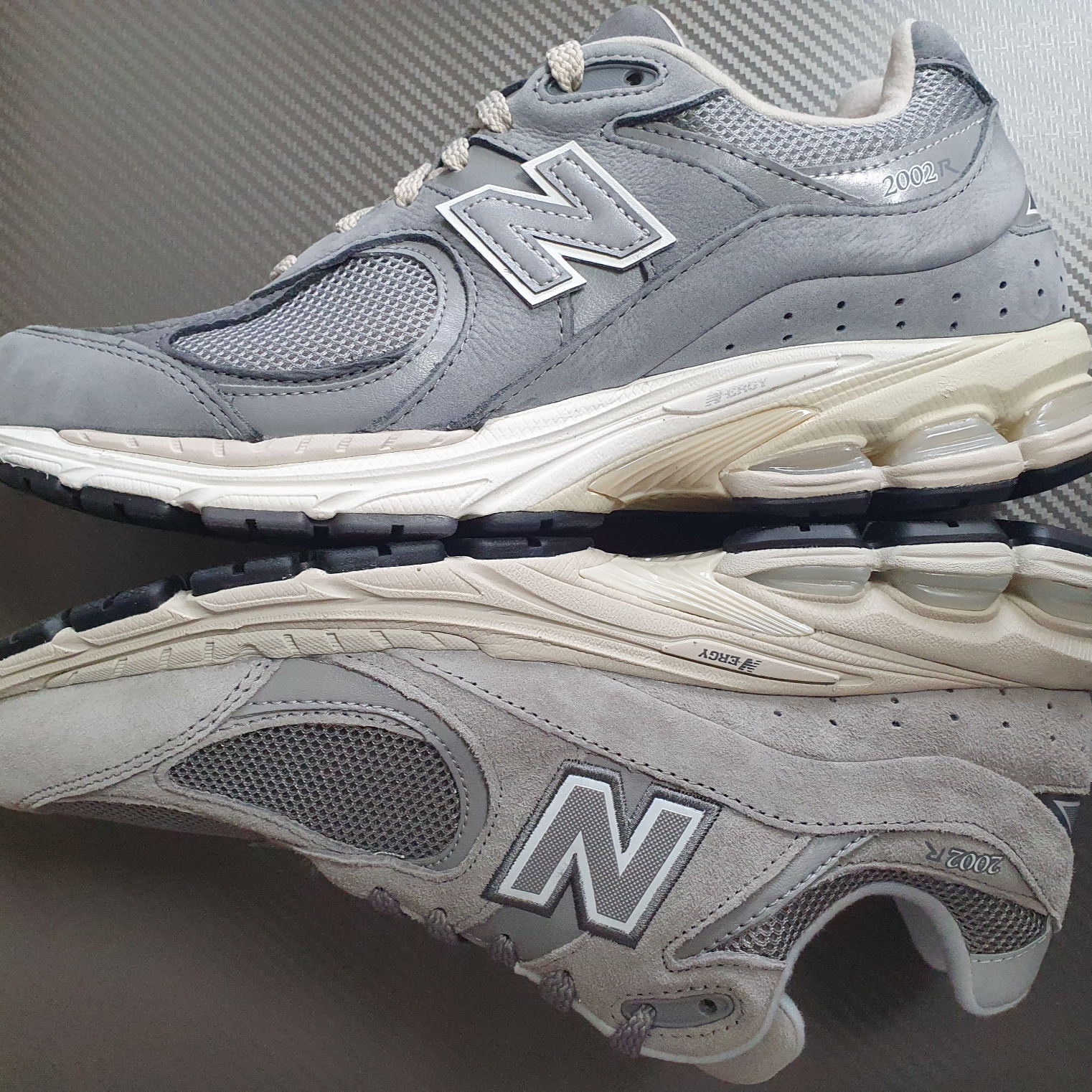 New Balance 2002R Grey, New Balance 2002R Premium Vintage Grey 착용 스타일 - 2