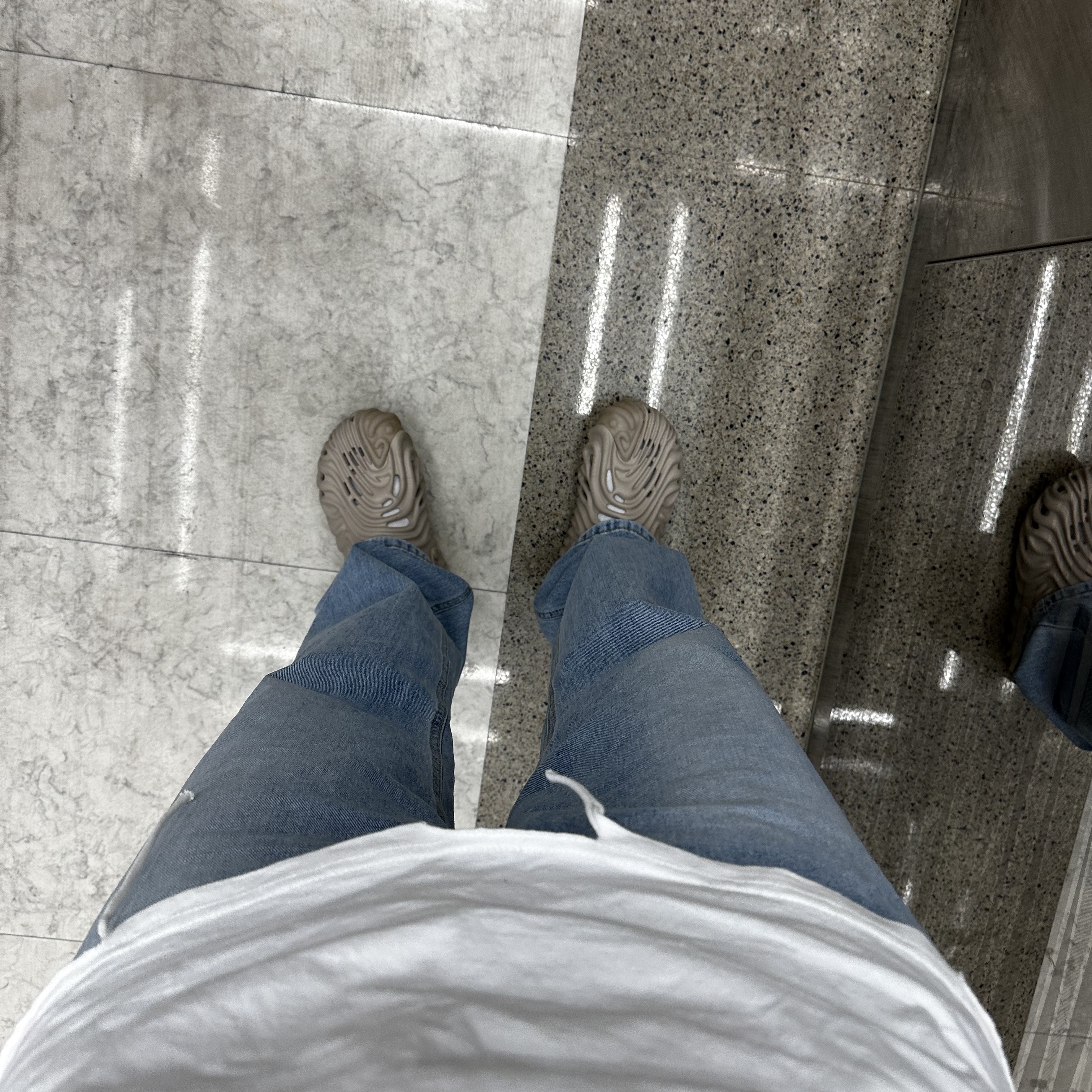 Crocs x Salehe Bembury Pollex Clog Horchata 착용 스타일