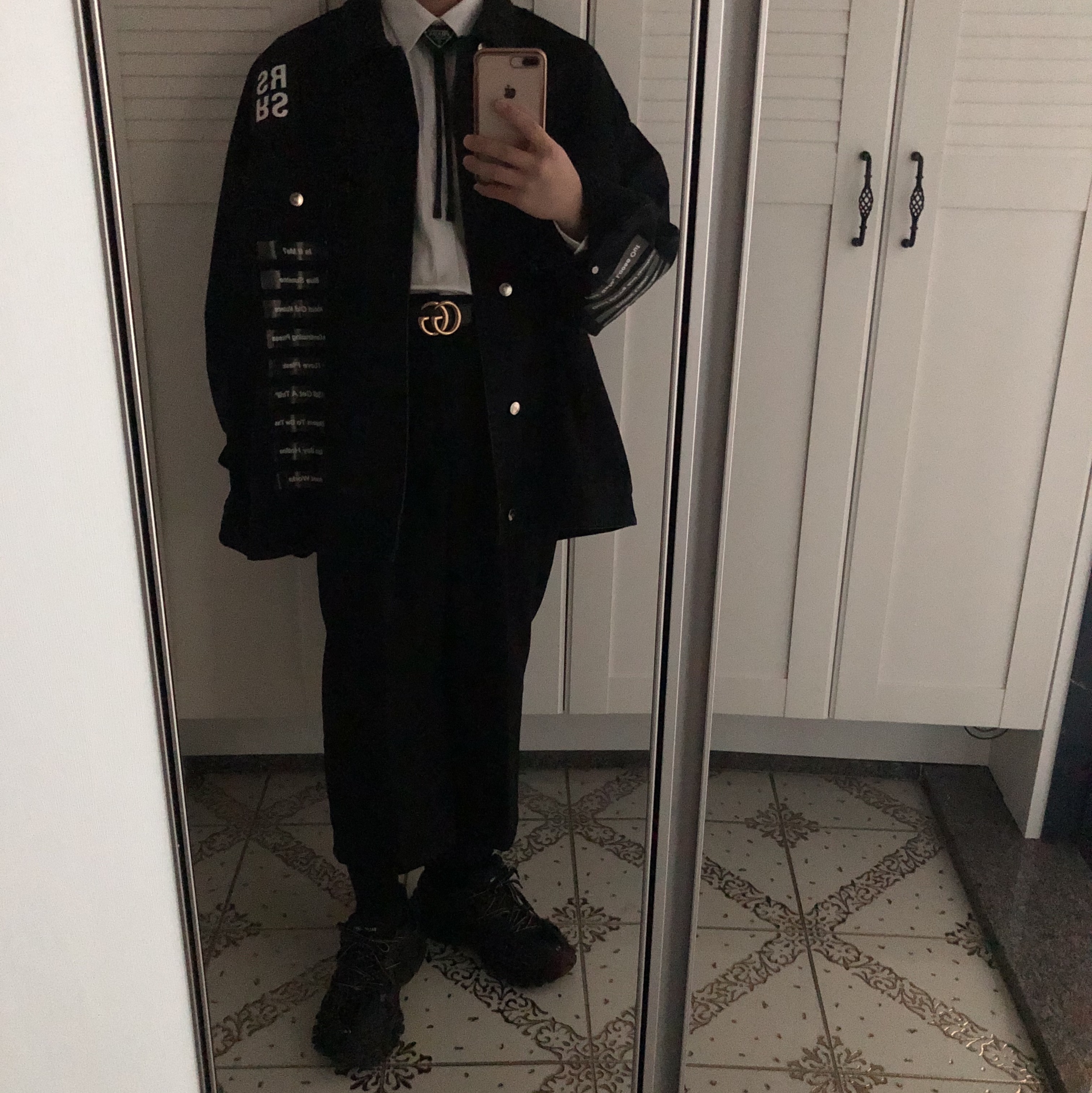 Prada Saffiano Leather Bolo Tie Black, Gucci GG Marmont Leather Belt with Double G Buckle Black Brass 착용 스타일 - 1