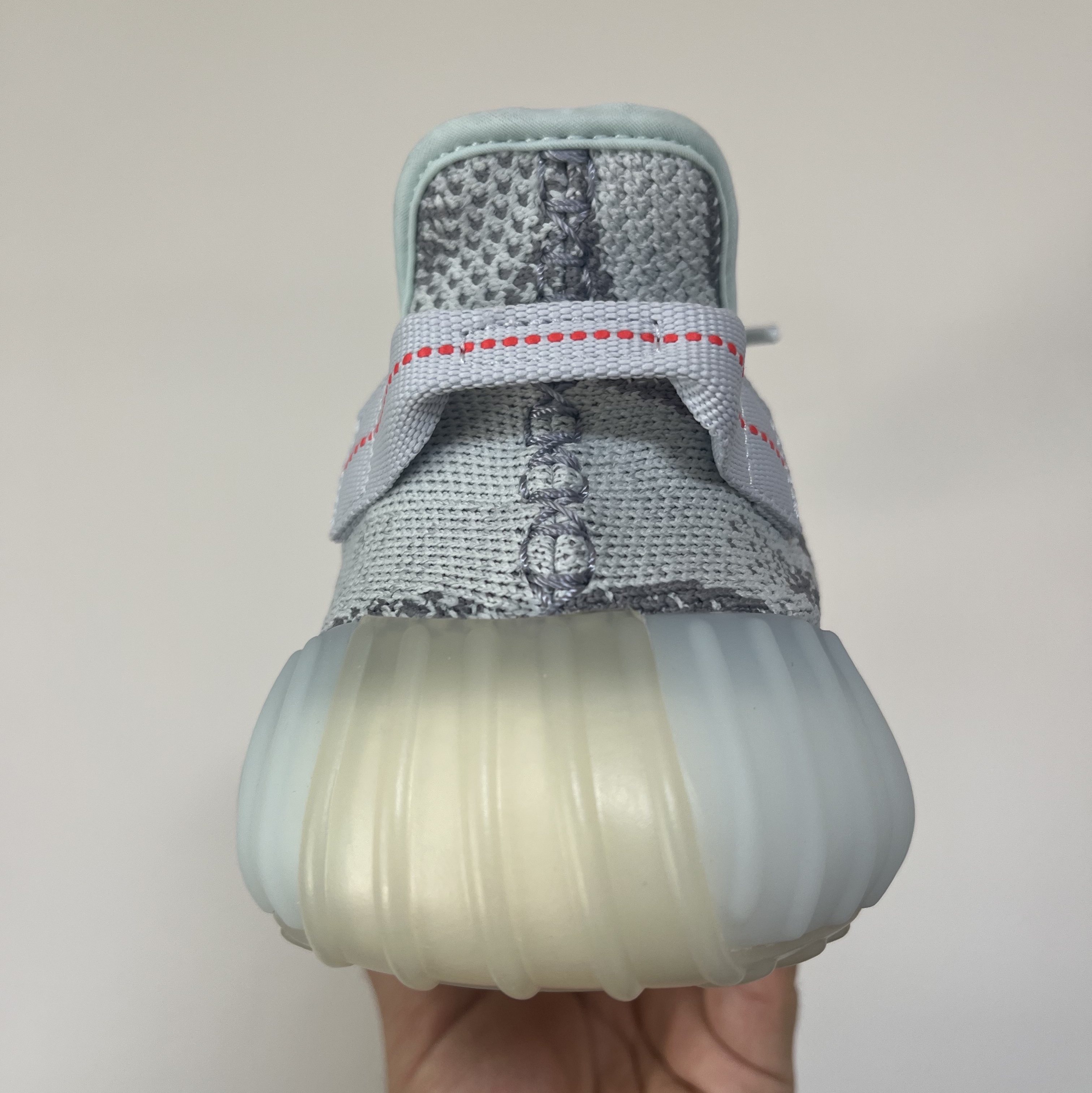 Adidas Yeezy Boost 350 V2 Blue Tint 2021/2022/2023 착용 스타일 - 3