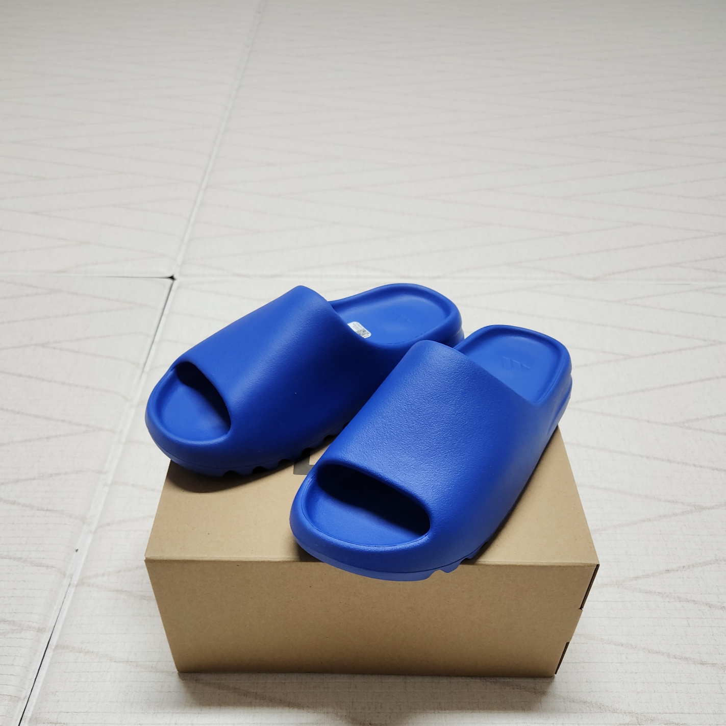 Adidas Yeezy Slide Azure 착용 스타일 - 1