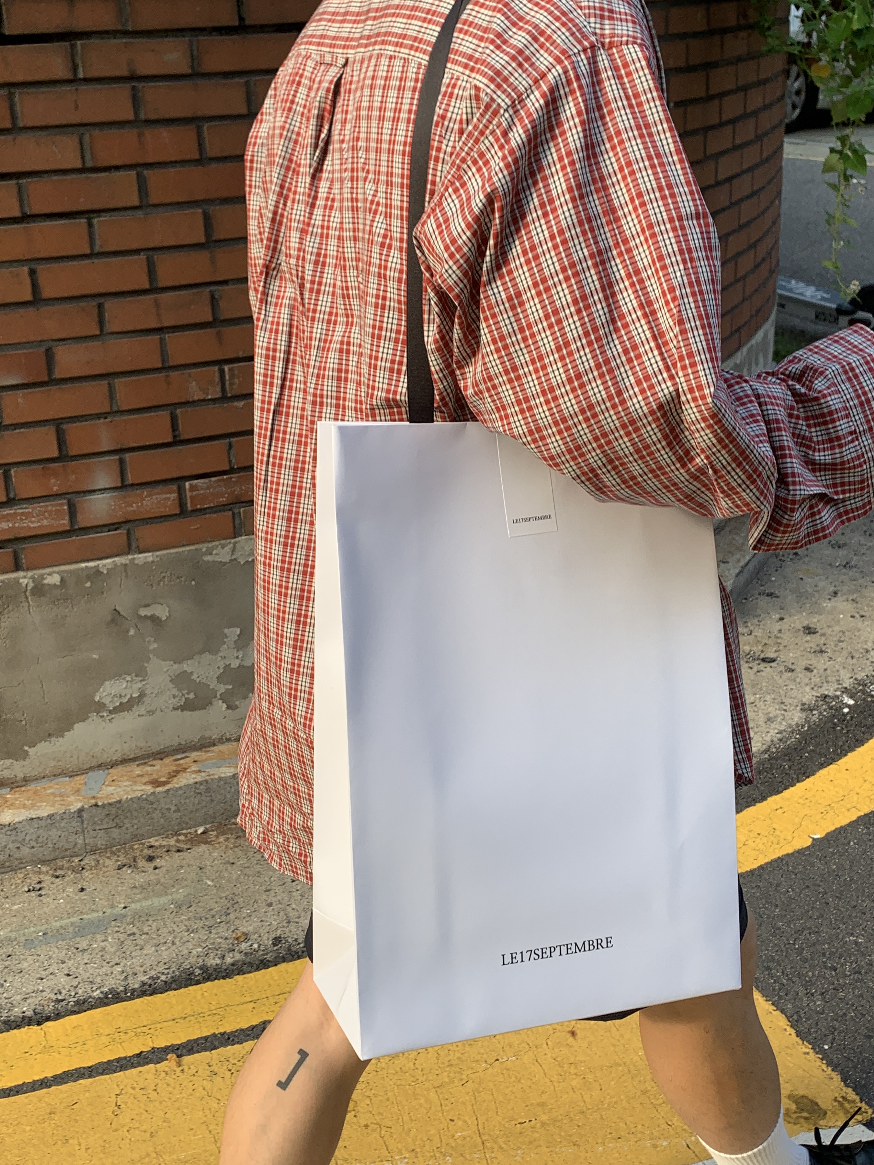 Apple AirPods Max Lightning Silver (Korean Ver.), Dr. Martens 1461 Smooth Black 착용 스타일 - 5