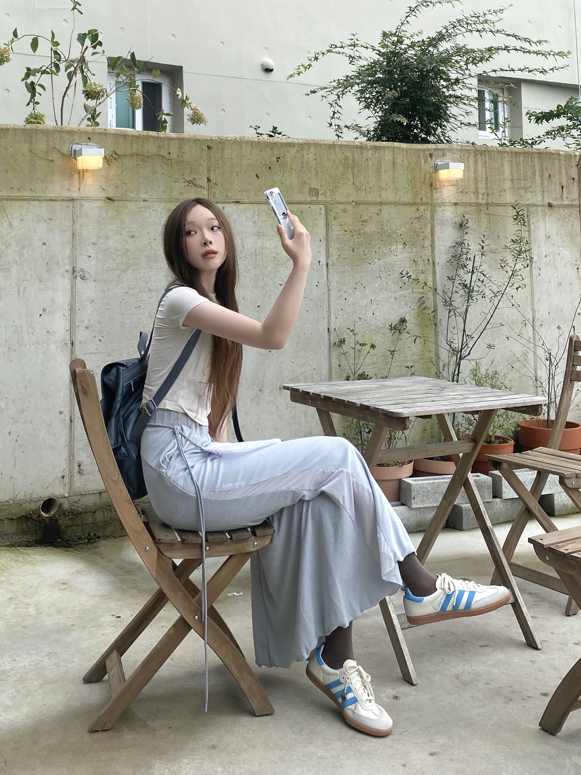 Adidas x Sporty & Rich Samba Cream Blue 착용 스타일 - 2
